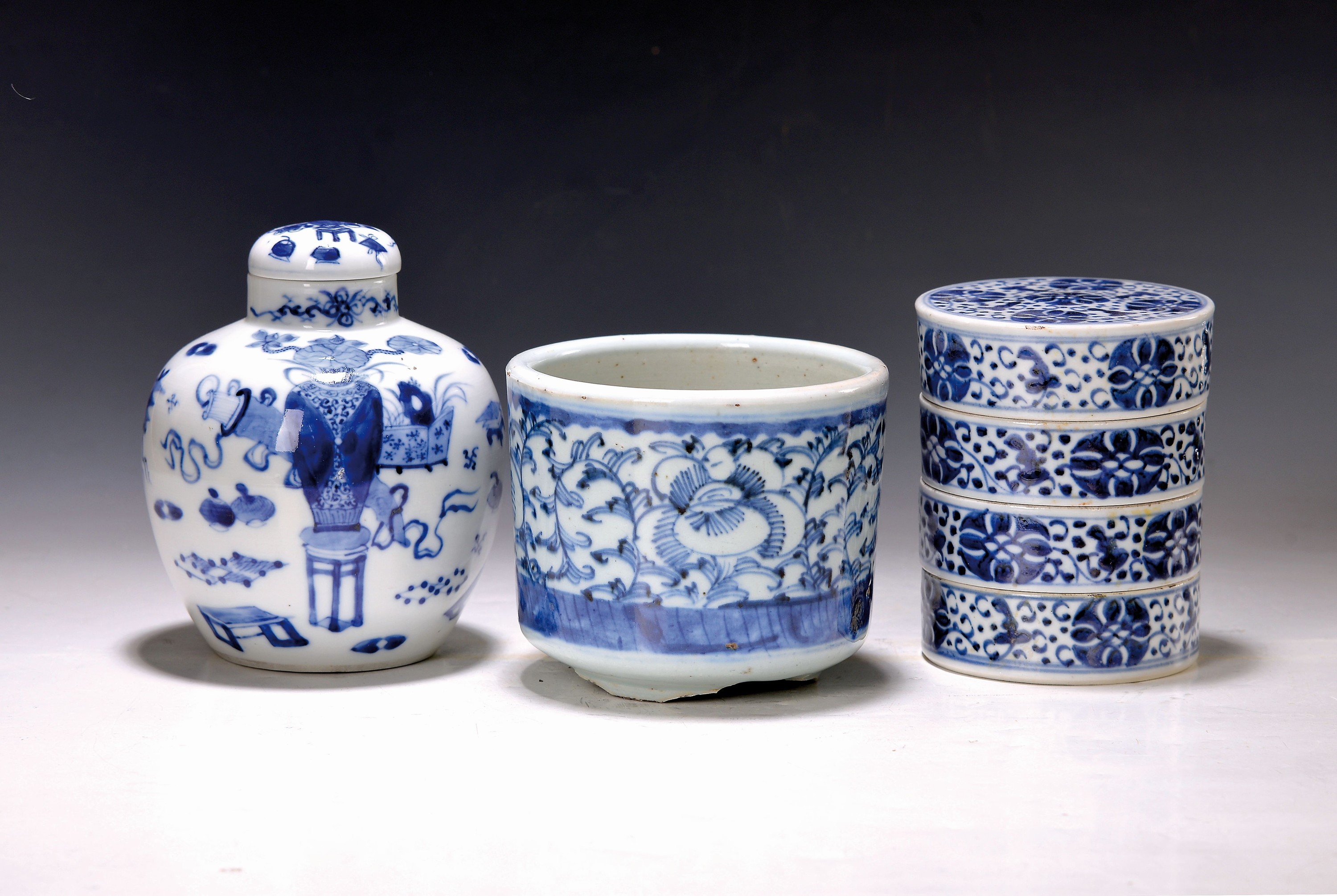 Drei Teile Porzellan mit Blaumalerei, China, um 1880/1900, vierteiliges Vorratsgefäß, Deckelvase und Gefäß, H. ca. 15/10.5/12.5 cm, min. best.
