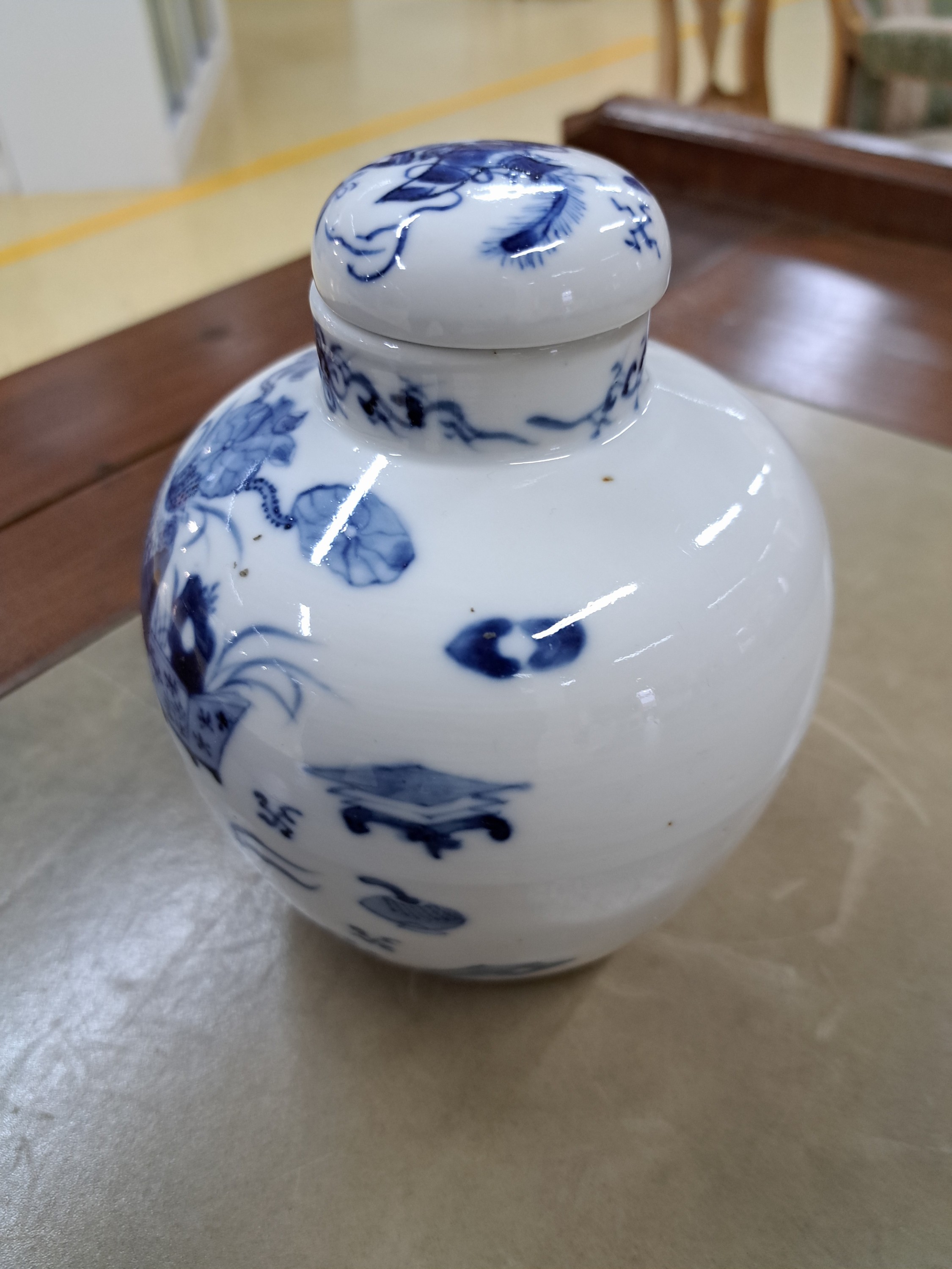 Detail f: Drei Teile Porzellan mit Blaumalerei, China, um 1880/1900, vierteiliges Vorratsgefäß, Deckelvase und Gefäß, H. ca. 15/10.5/12.5 cm, min. best.