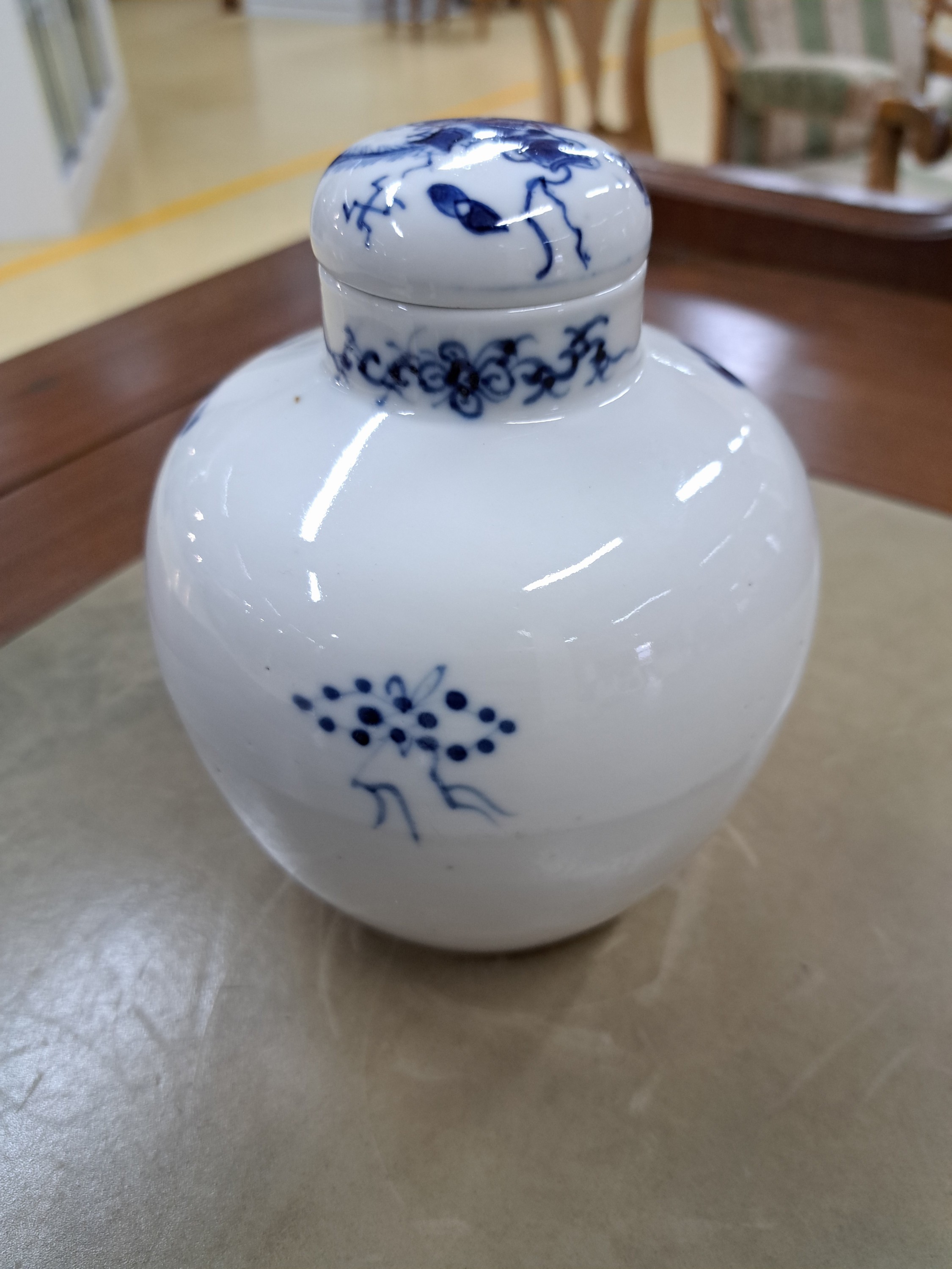 Detail g: Drei Teile Porzellan mit Blaumalerei, China, um 1880/1900, vierteiliges Vorratsgefäß, Deckelvase und Gefäß, H. ca. 15/10.5/12.5 cm, min. best.