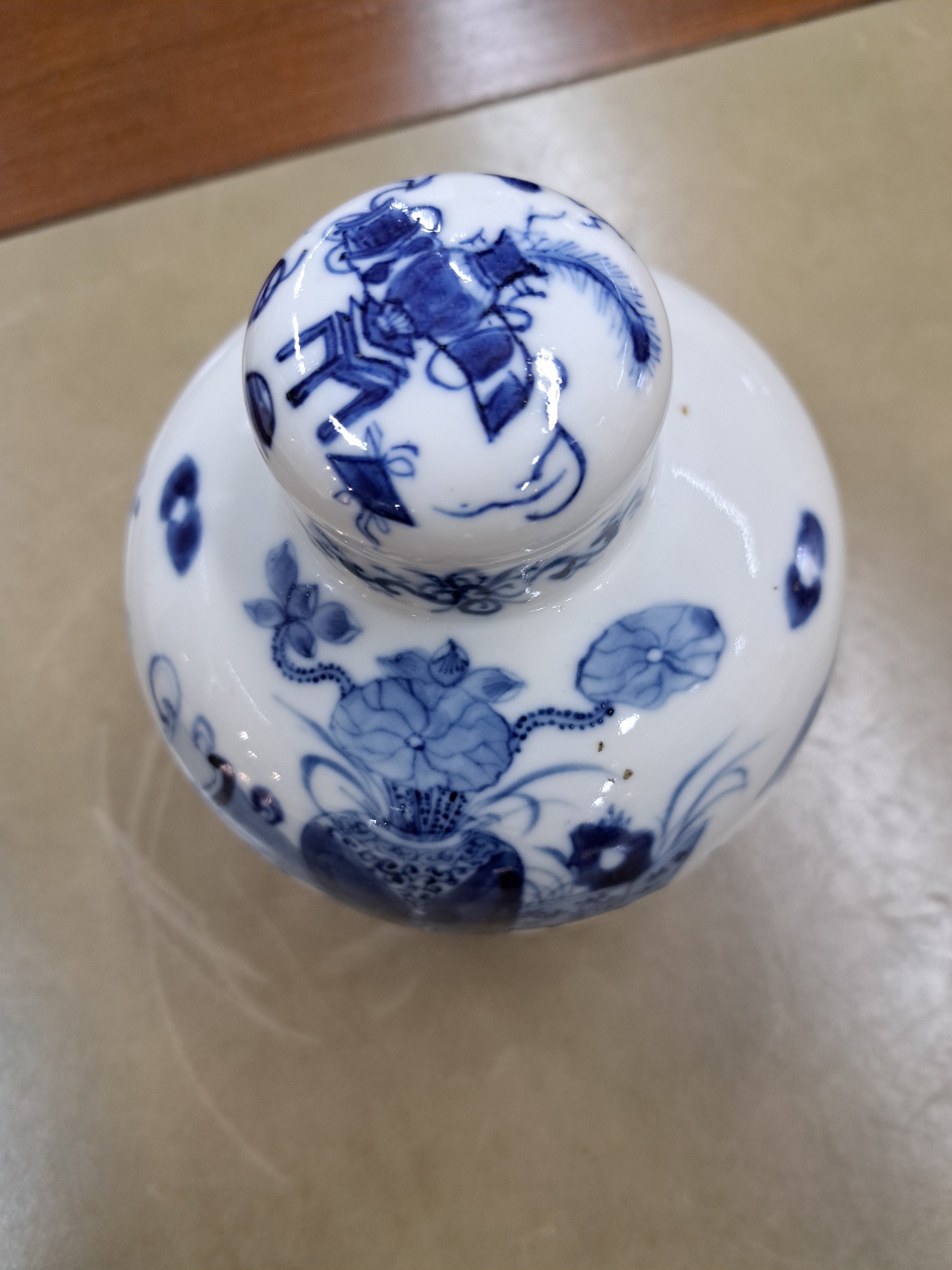 Detail h: Drei Teile Porzellan mit Blaumalerei, China, um 1880/1900, vierteiliges Vorratsgefäß, Deckelvase und Gefäß, H. ca. 15/10.5/12.5 cm, min. best.