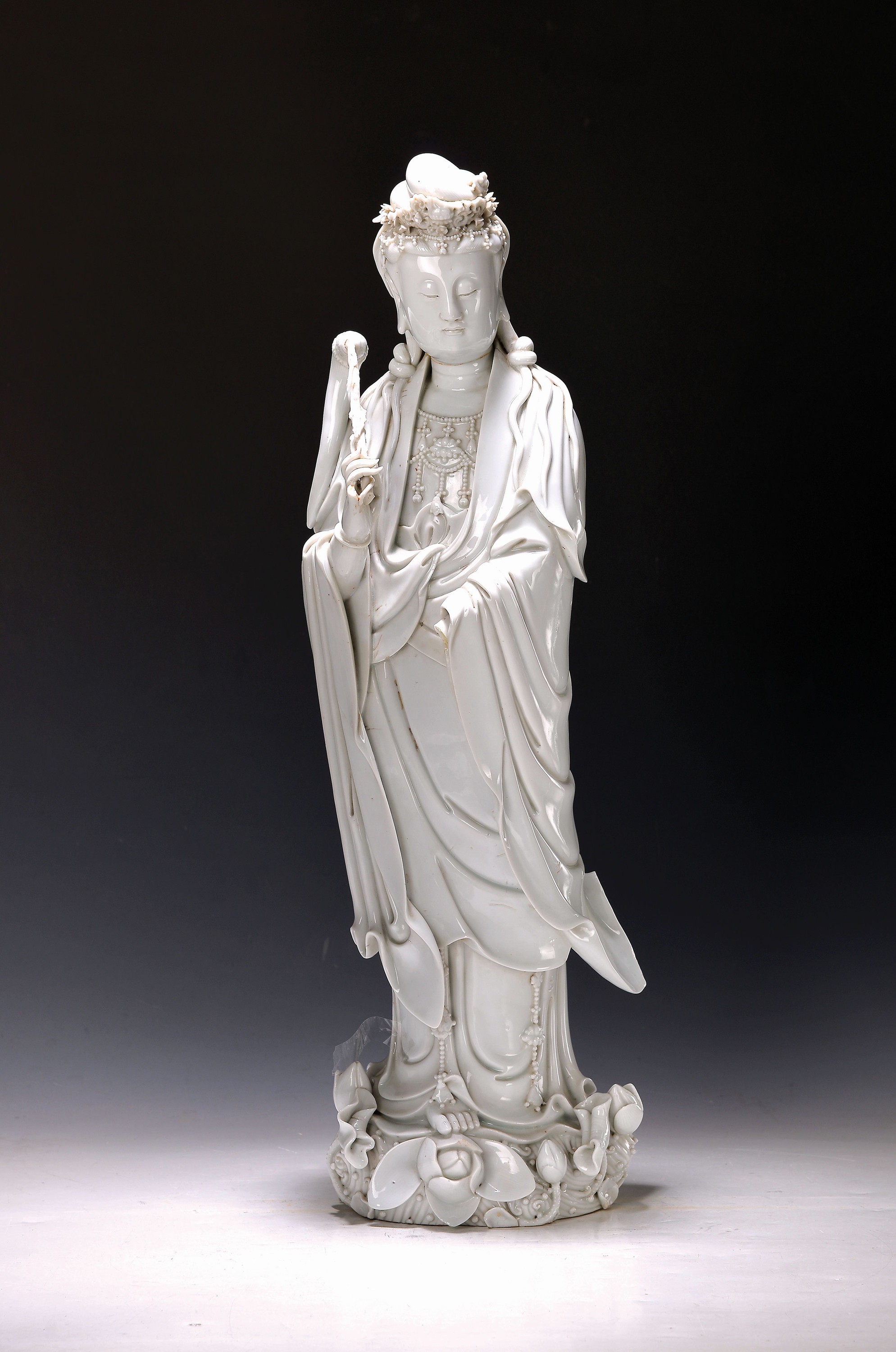 Große Guanyin, China, wohl um 1900,, sog. Blanc-de-Chine, Porzellan, eine Hand abgebrochen, ein Finger der anderen Hand fehlt, l. best., fehlende ...