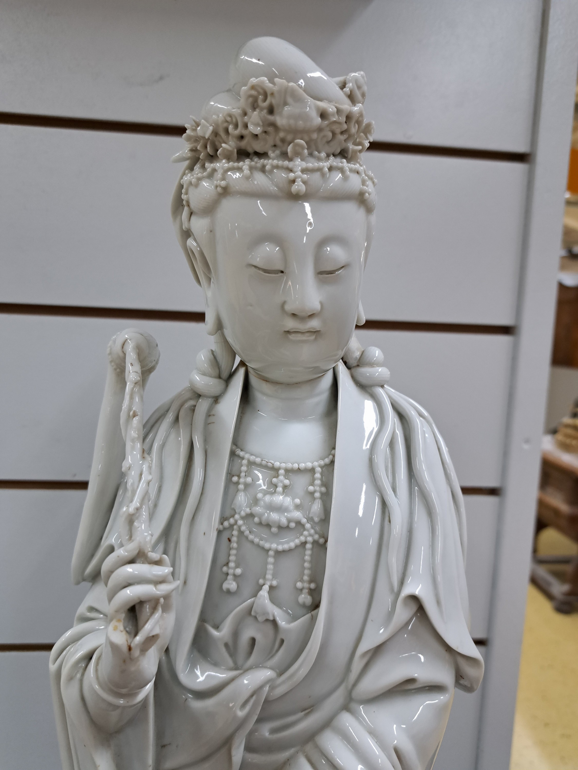 Detail a: Große Guanyin, China, wohl um 1900,, sog. Blanc-de-Chine, Porzellan, eine Hand abgebrochen, ein Finger der anderen Hand fehlt, l. best., fehlende ...