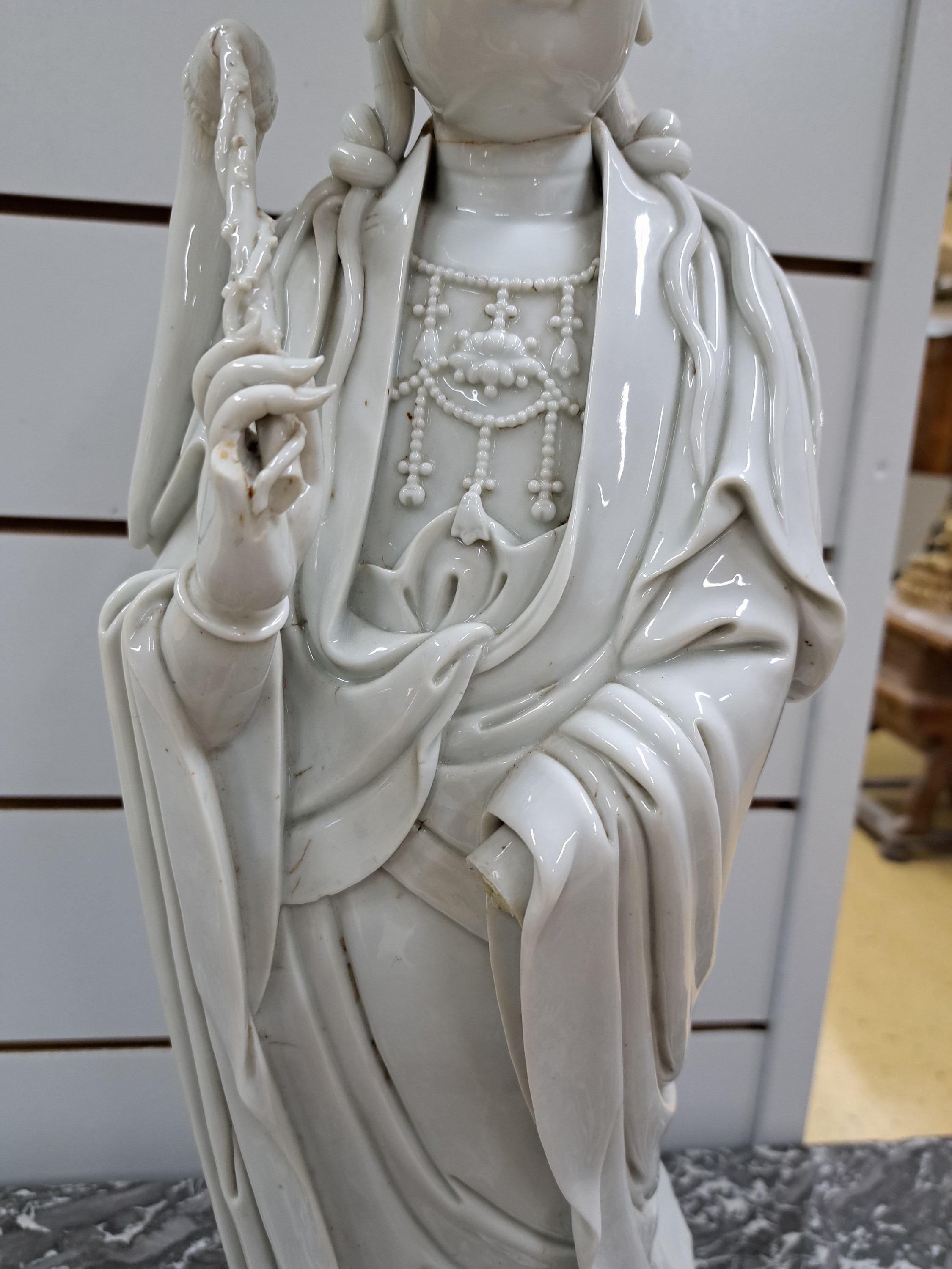 Detail b: Große Guanyin, China, wohl um 1900,, sog. Blanc-de-Chine, Porzellan, eine Hand abgebrochen, ein Finger der anderen Hand fehlt, l. best., fehlende ...