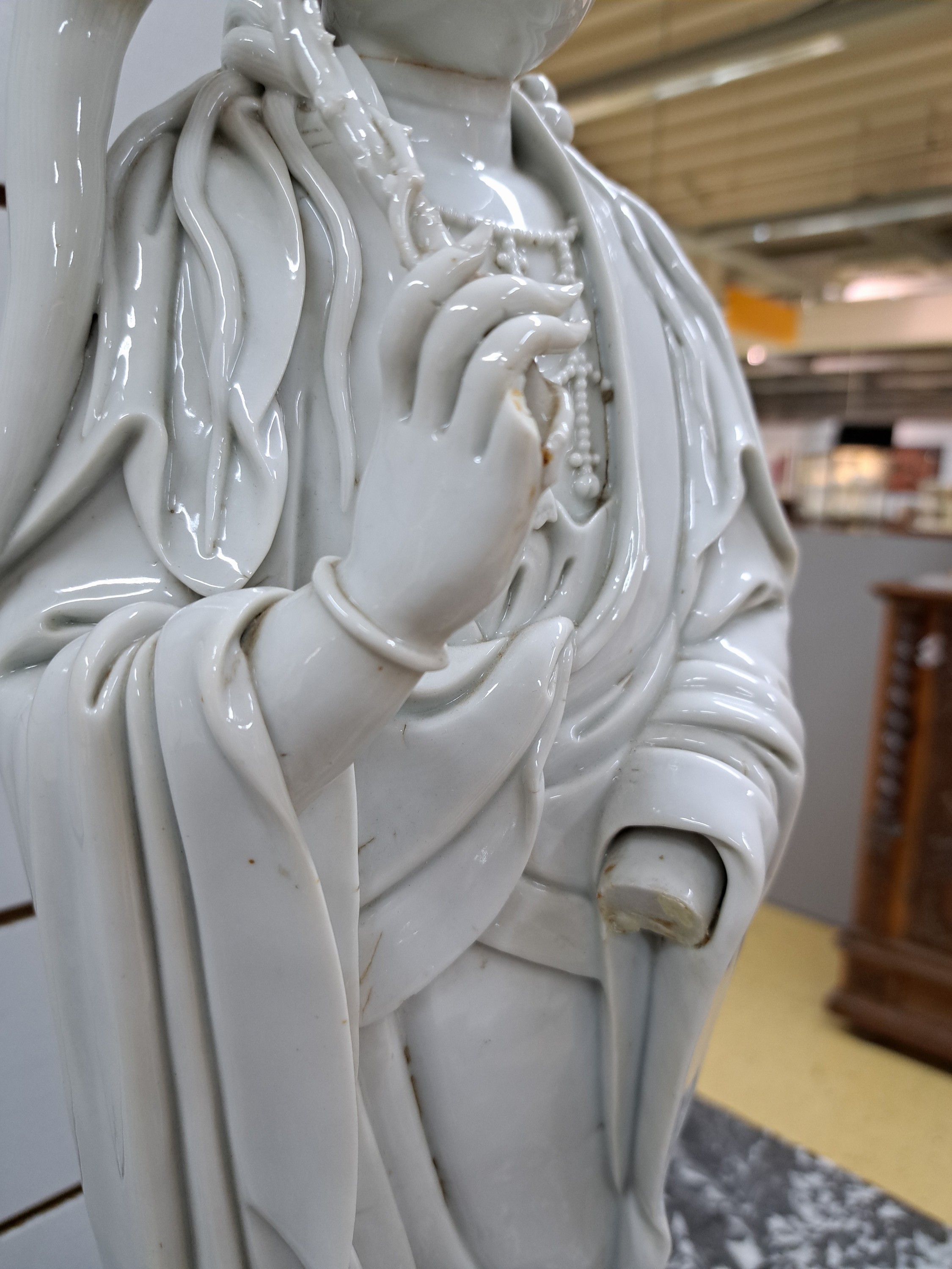 Detail c: Große Guanyin, China, wohl um 1900,, sog. Blanc-de-Chine, Porzellan, eine Hand abgebrochen, ein Finger der anderen Hand fehlt, l. best., fehlende ...