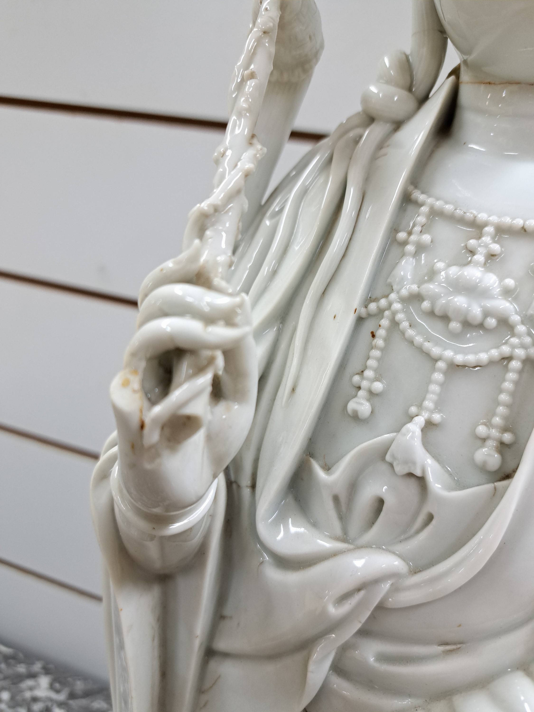 Detail d: Große Guanyin, China, wohl um 1900,, sog. Blanc-de-Chine, Porzellan, eine Hand abgebrochen, ein Finger der anderen Hand fehlt, l. best., fehlende ...