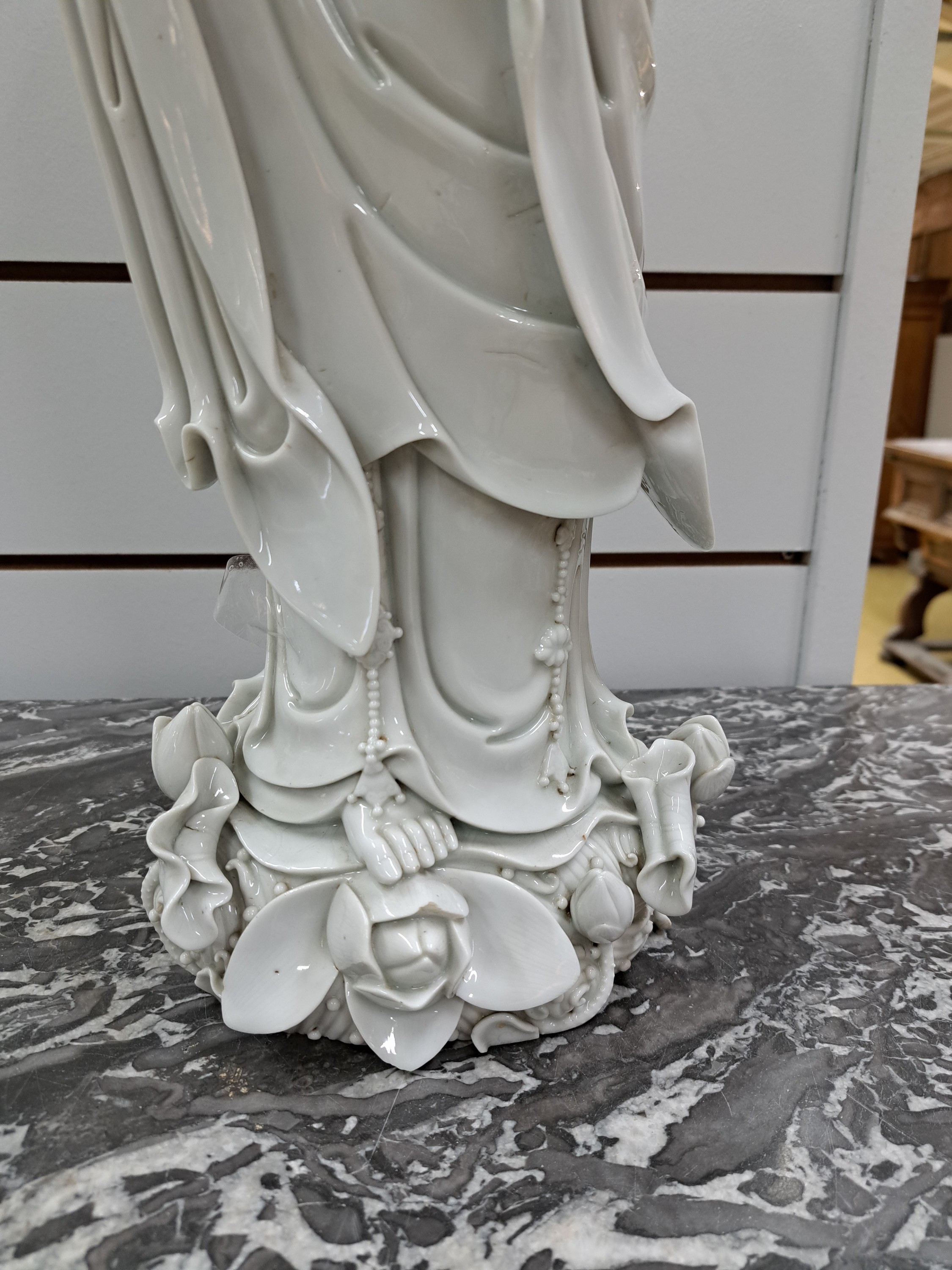 Detail e: Große Guanyin, China, wohl um 1900,, sog. Blanc-de-Chine, Porzellan, eine Hand abgebrochen, ein Finger der anderen Hand fehlt, l. best., fehlende ...
