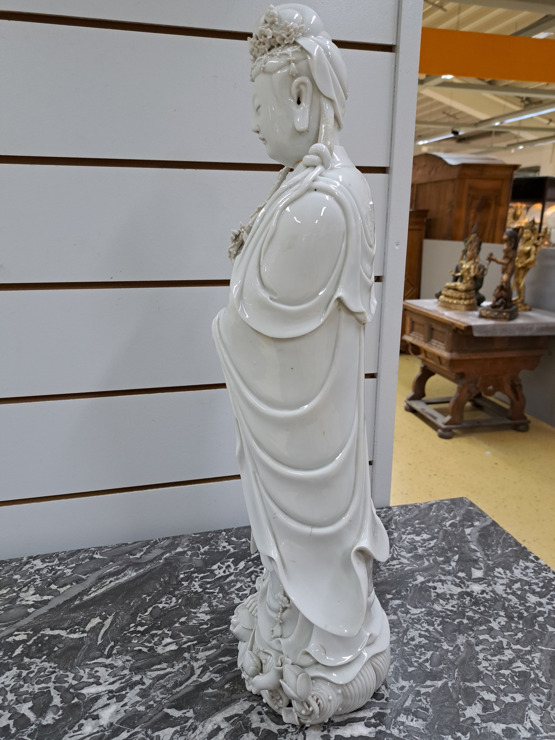 Detail f: Große Guanyin, China, wohl um 1900,, sog. Blanc-de-Chine, Porzellan, eine Hand abgebrochen, ein Finger der anderen Hand fehlt, l. best., fehlende ...