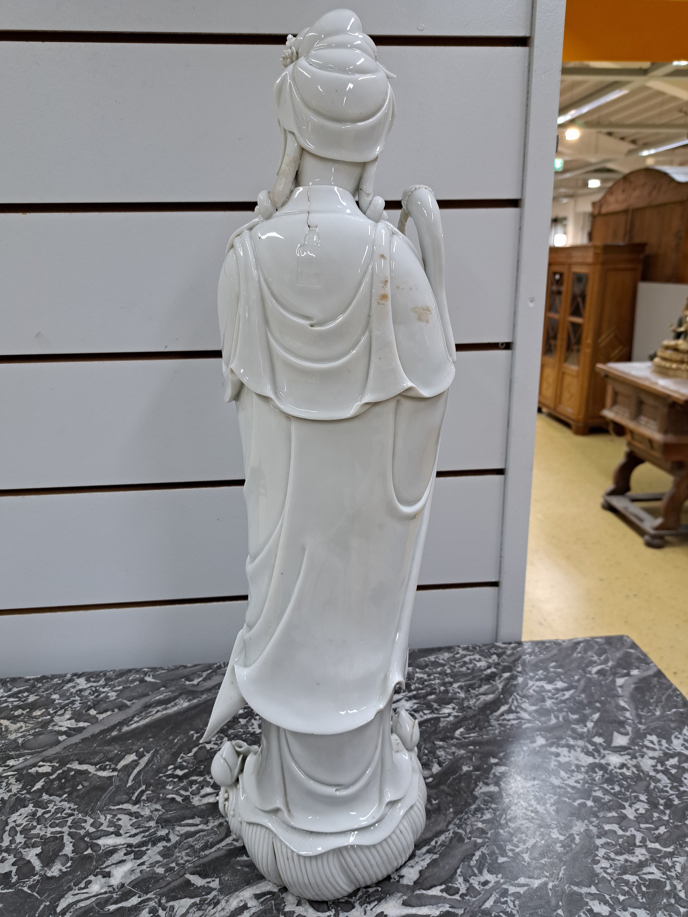Detail g: Große Guanyin, China, wohl um 1900,, sog. Blanc-de-Chine, Porzellan, eine Hand abgebrochen, ein Finger der anderen Hand fehlt, l. best., fehlende ...