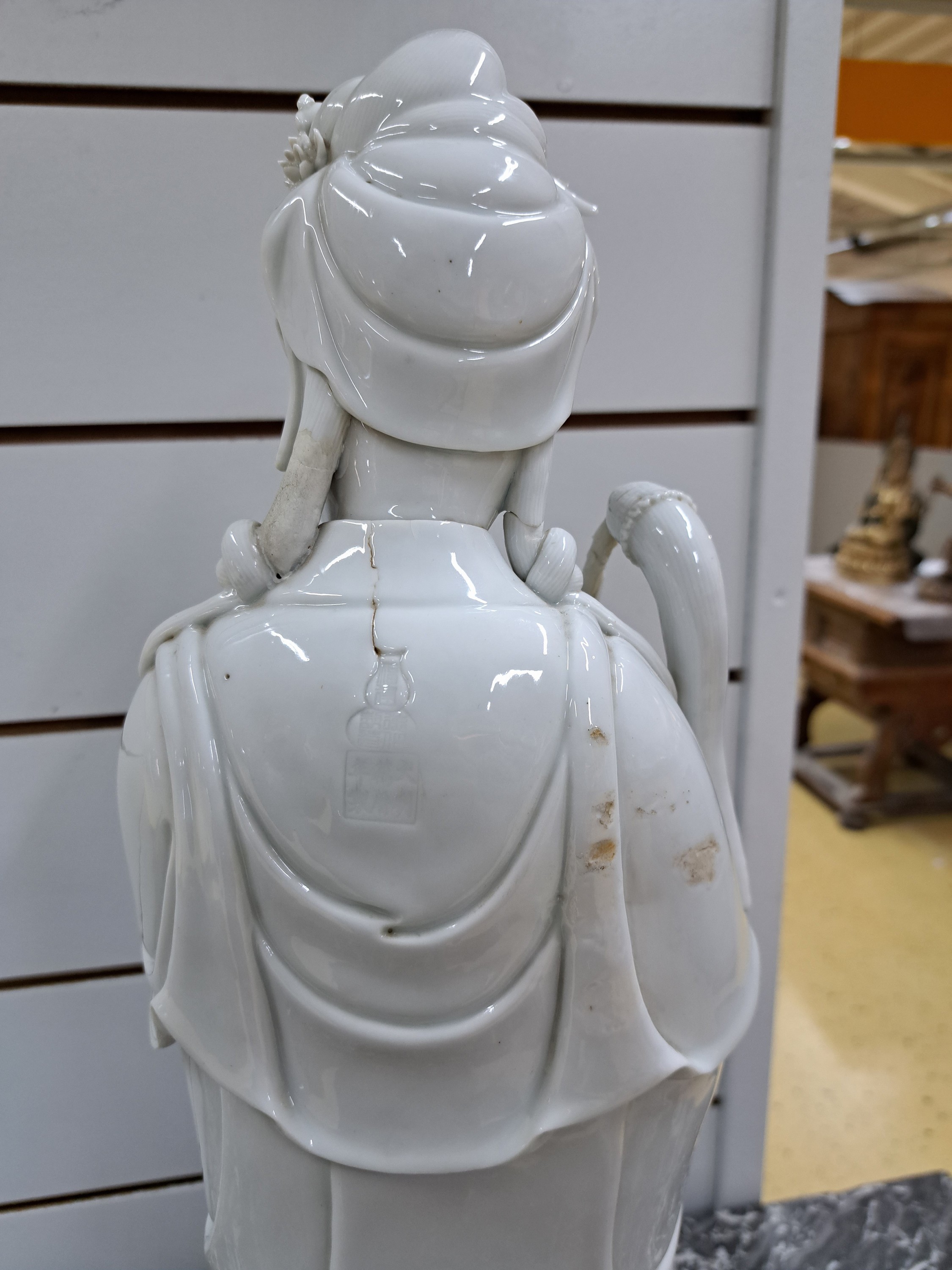 Detail h: Große Guanyin, China, wohl um 1900,, sog. Blanc-de-Chine, Porzellan, eine Hand abgebrochen, ein Finger der anderen Hand fehlt, l. best., fehlende ...
