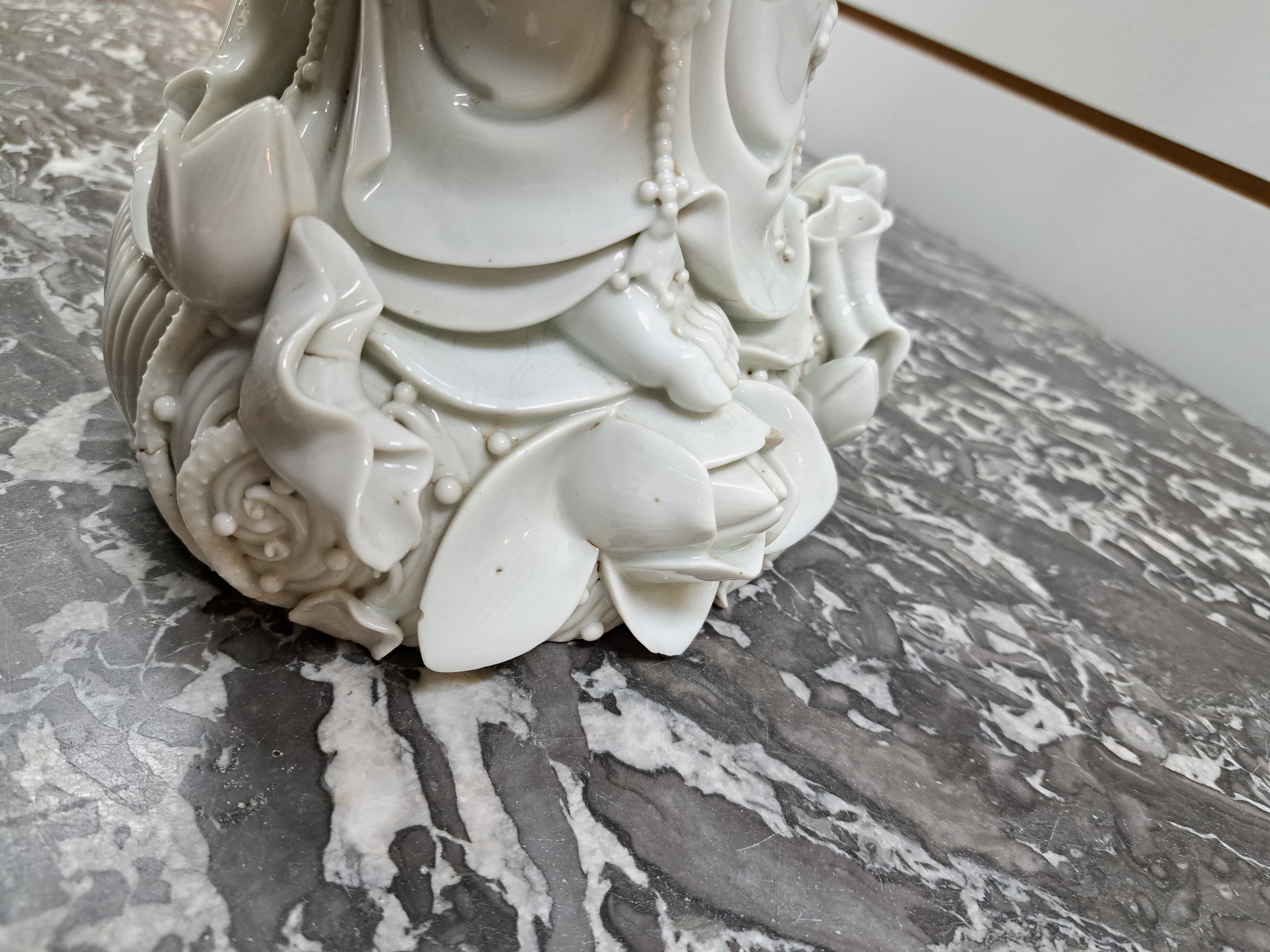 Detail i: Große Guanyin, China, wohl um 1900,, sog. Blanc-de-Chine, Porzellan, eine Hand abgebrochen, ein Finger der anderen Hand fehlt, l. best., fehlende ...