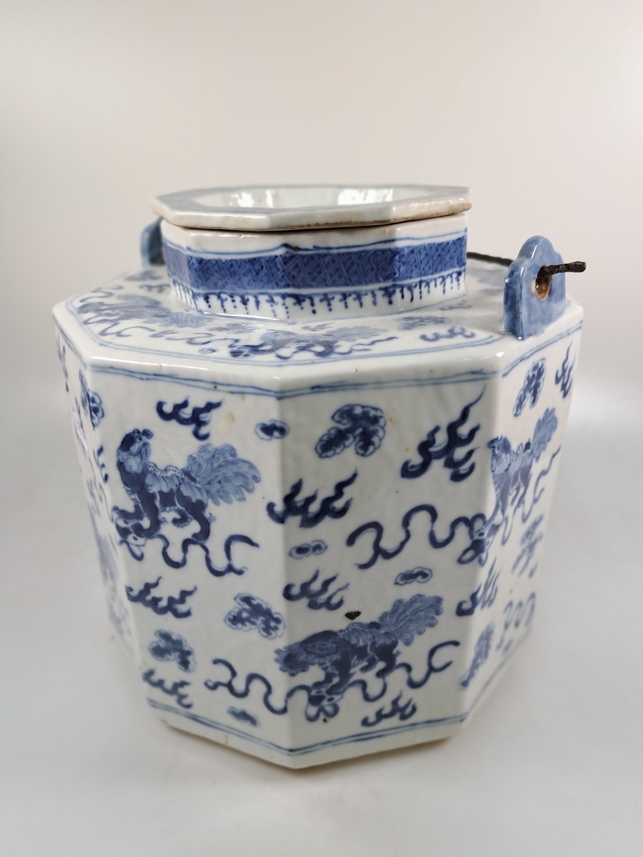 Detail a: Großes Vorratsgefäß mit Henkel, China, um 1880, Porzellan, 10eckiger Korpus, mit passendem Deckel, Unterglasurbemalung, Fabelwesen auf Wolken, ...