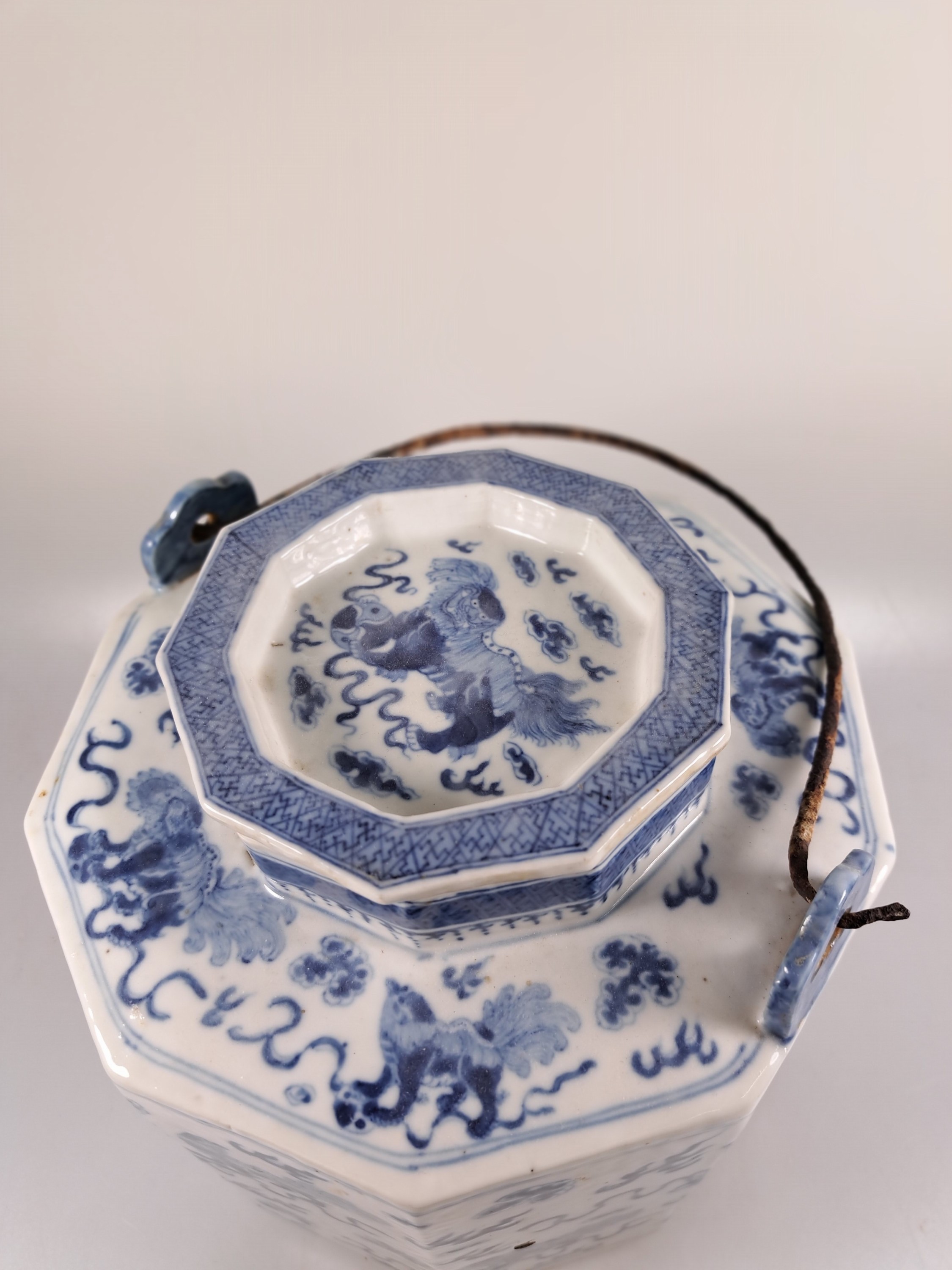Detail b: Großes Vorratsgefäß mit Henkel, China, um 1880, Porzellan, 10eckiger Korpus, mit passendem Deckel, Unterglasurbemalung, Fabelwesen auf Wolken, ...