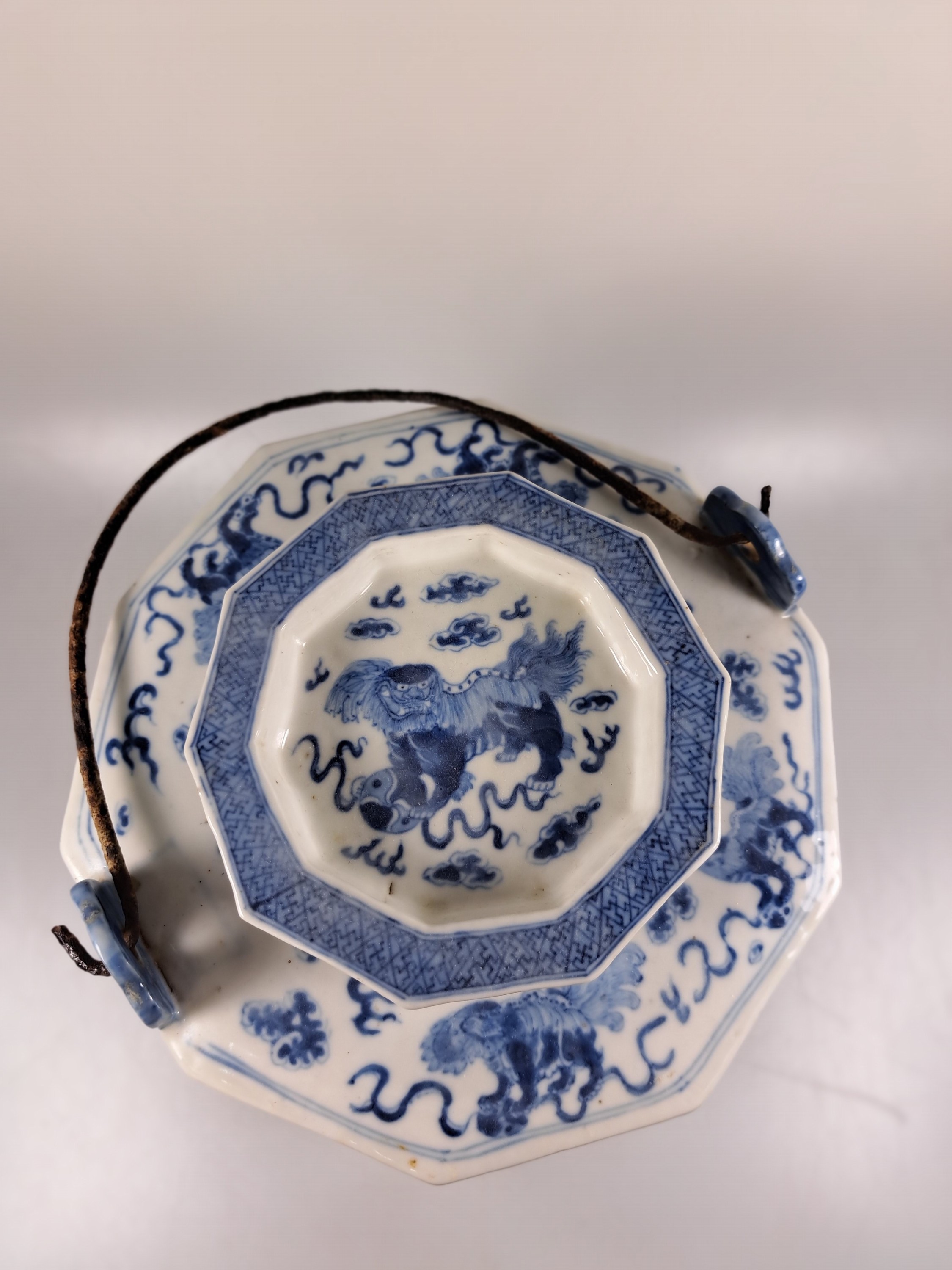 Detail d: Großes Vorratsgefäß mit Henkel, China, um 1880, Porzellan, 10eckiger Korpus, mit passendem Deckel, Unterglasurbemalung, Fabelwesen auf Wolken, ...