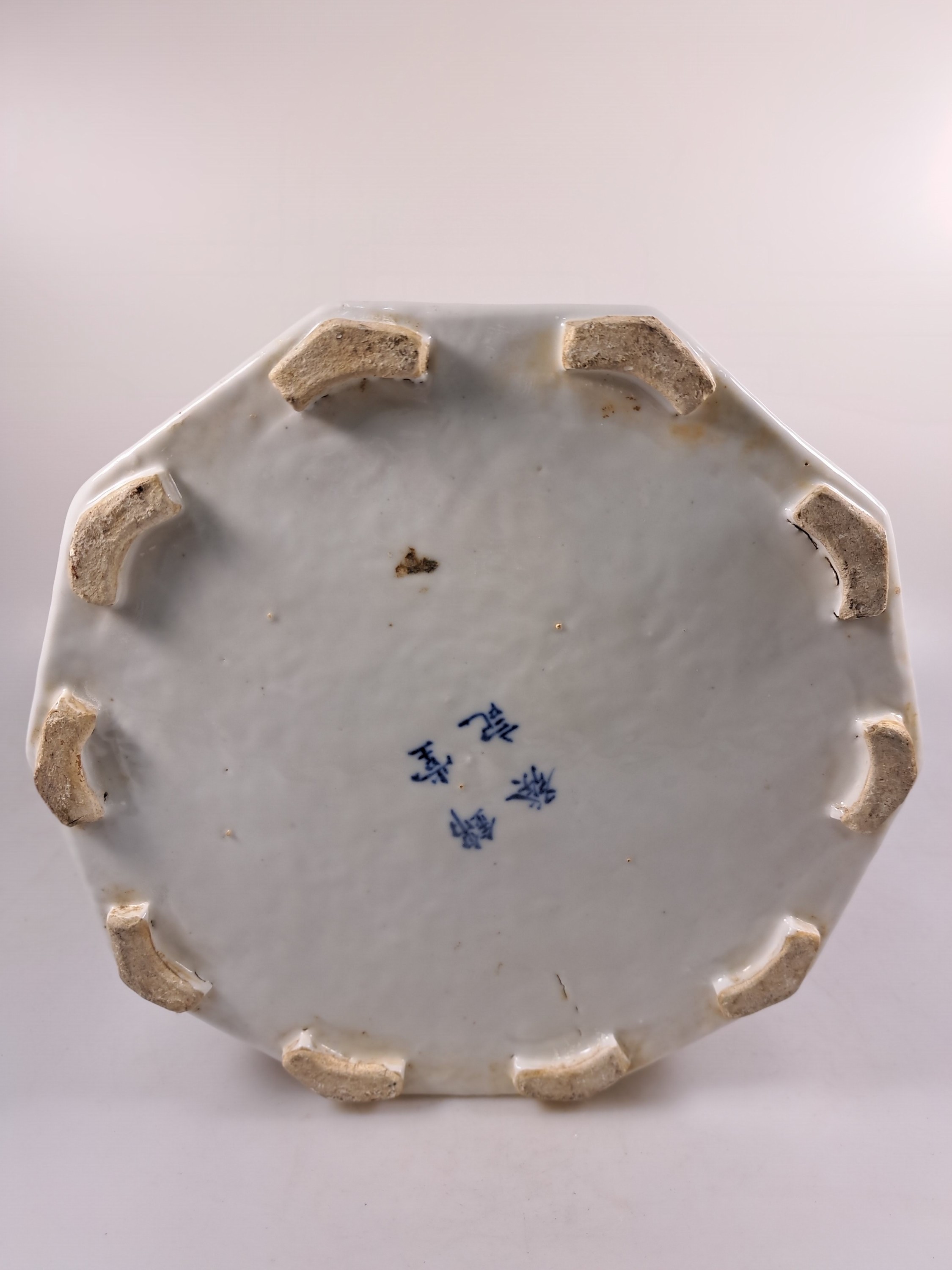 Detail f: Großes Vorratsgefäß mit Henkel, China, um 1880, Porzellan, 10eckiger Korpus, mit passendem Deckel, Unterglasurbemalung, Fabelwesen auf Wolken, ...