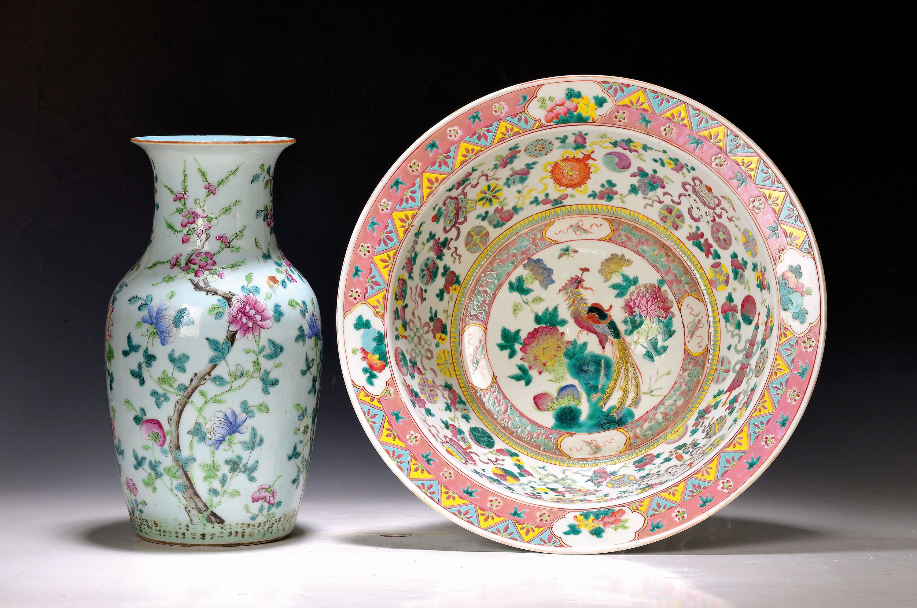 Vase und Schüssel, China, um 1880 und 20. Jh., Porzellan, bunt bemalt, Vase am Hals rest. und berieben, H. ca. 34 cm mit Chrysanthemendekor, große ...