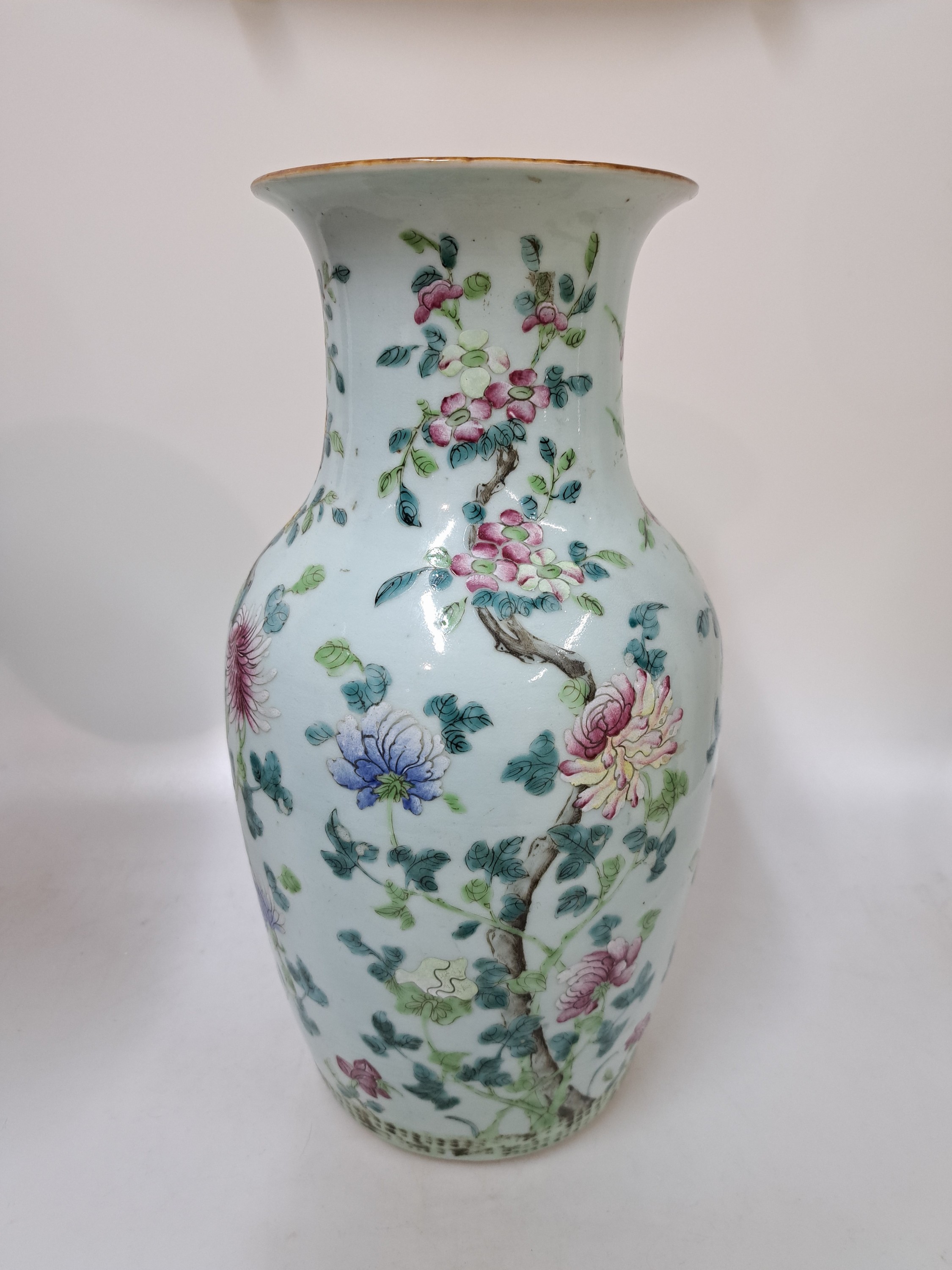Detail a: Vase und Schüssel, China, um 1880 und 20. Jh., Porzellan, bunt bemalt, Vase am Hals rest. und berieben, H. ca. 34 cm mit Chrysanthemendekor, große ...