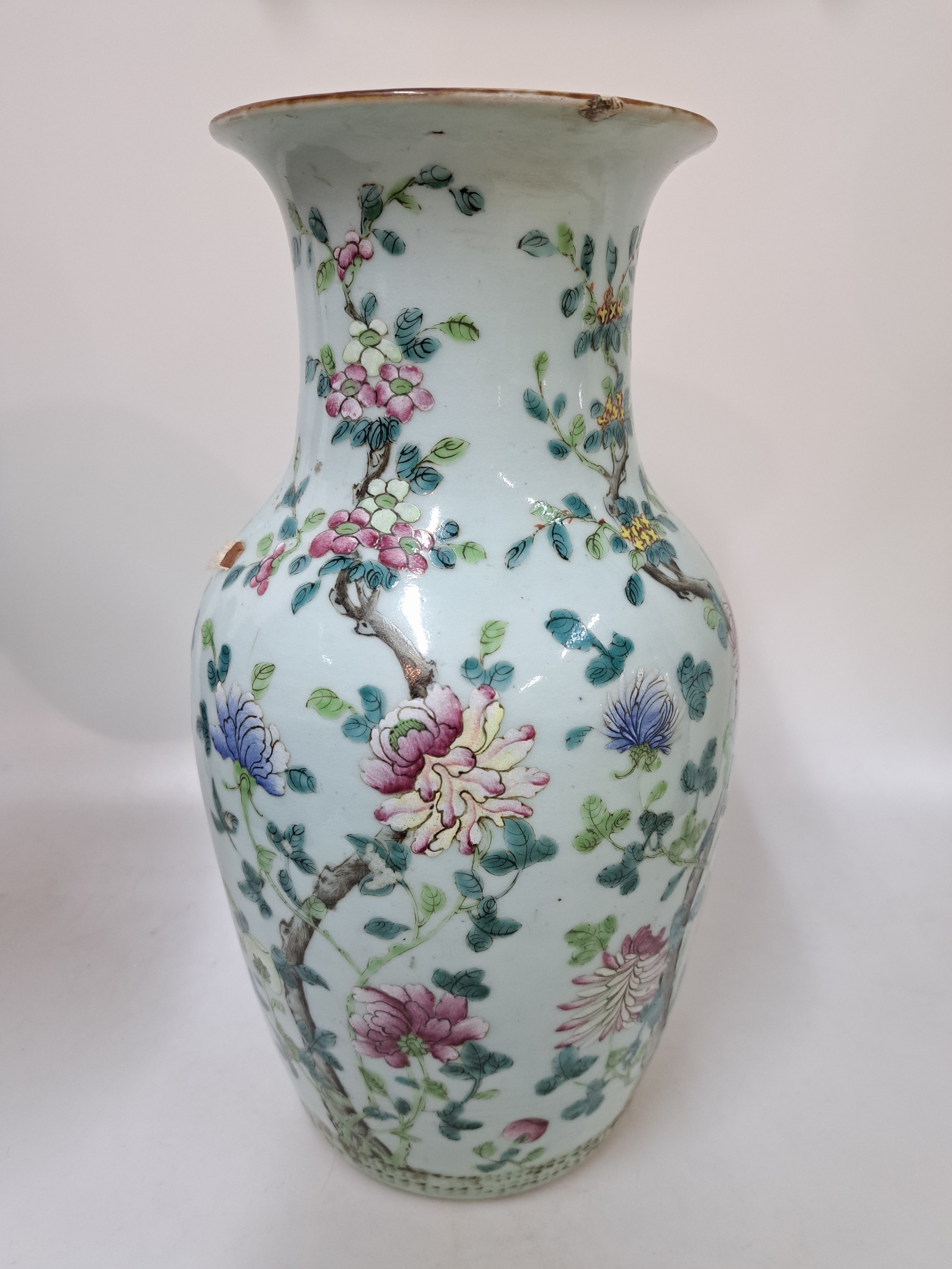 Detail b: Vase und Schüssel, China, um 1880 und 20. Jh., Porzellan, bunt bemalt, Vase am Hals rest. und berieben, H. ca. 34 cm mit Chrysanthemendekor, große ...
