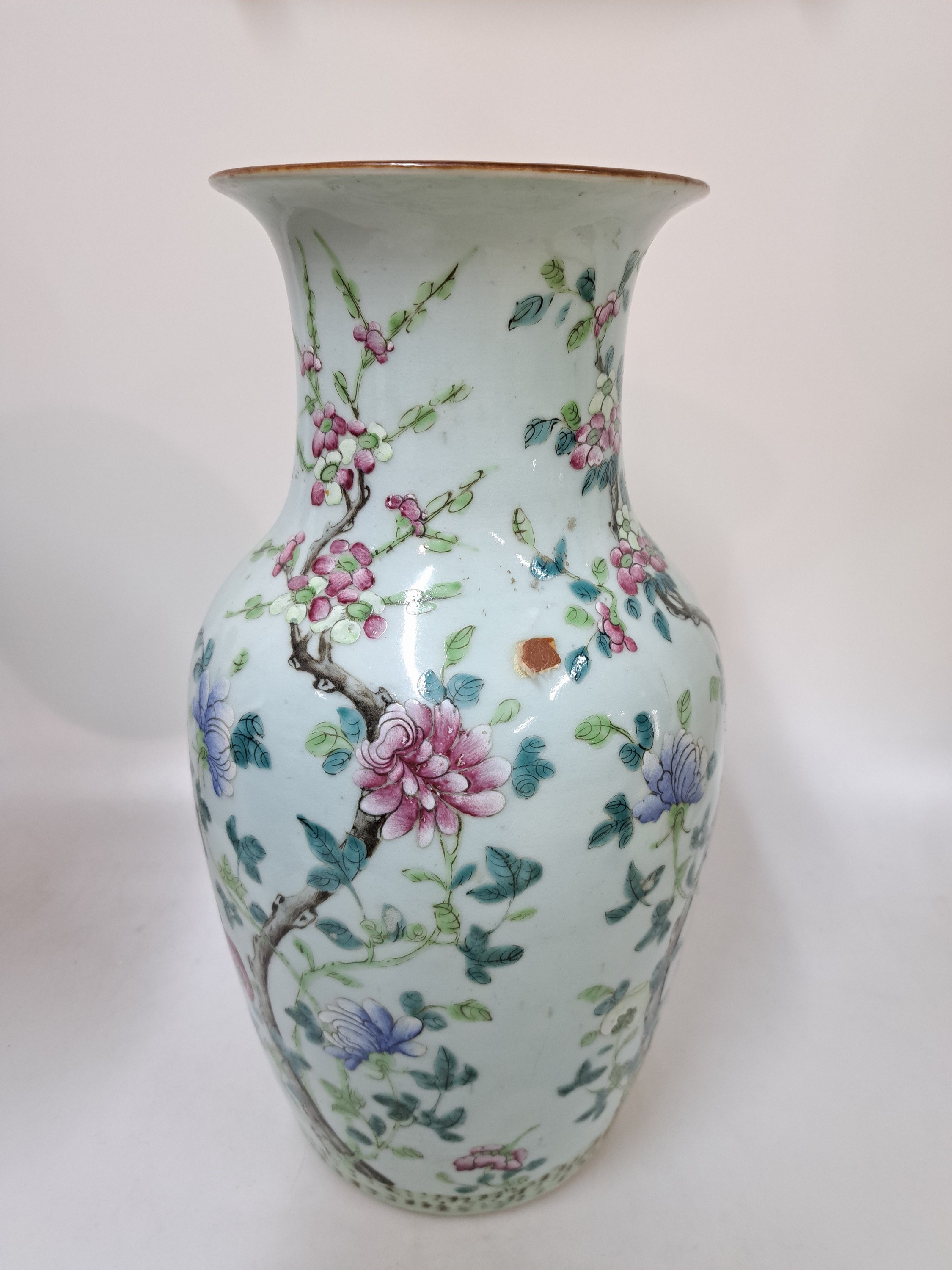Detail c: Vase und Schüssel, China, um 1880 und 20. Jh., Porzellan, bunt bemalt, Vase am Hals rest. und berieben, H. ca. 34 cm mit Chrysanthemendekor, große ...