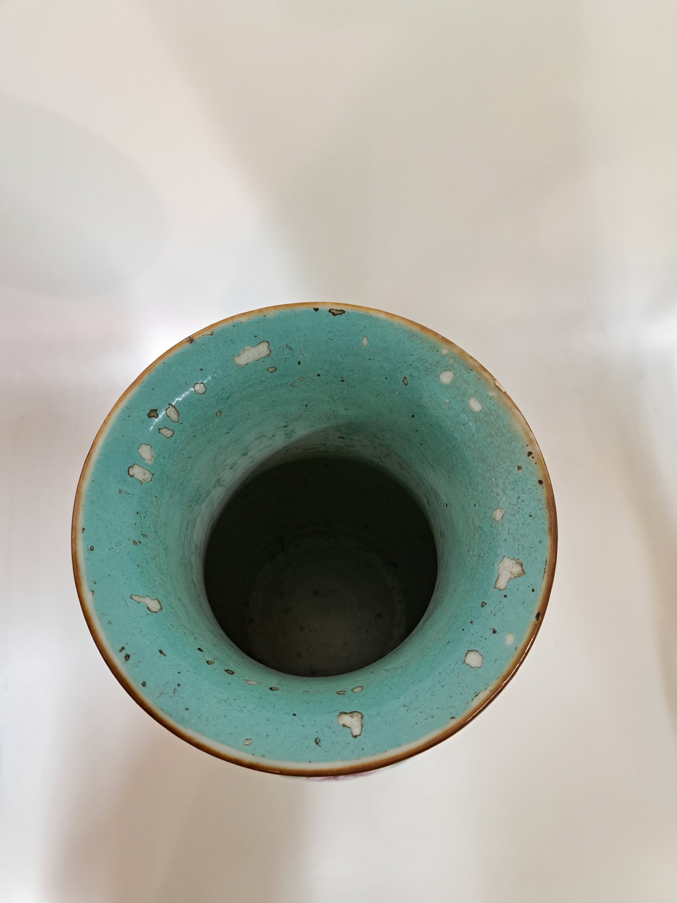 Detail d: Vase und Schüssel, China, um 1880 und 20. Jh., Porzellan, bunt bemalt, Vase am Hals rest. und berieben, H. ca. 34 cm mit Chrysanthemendekor, große ...
