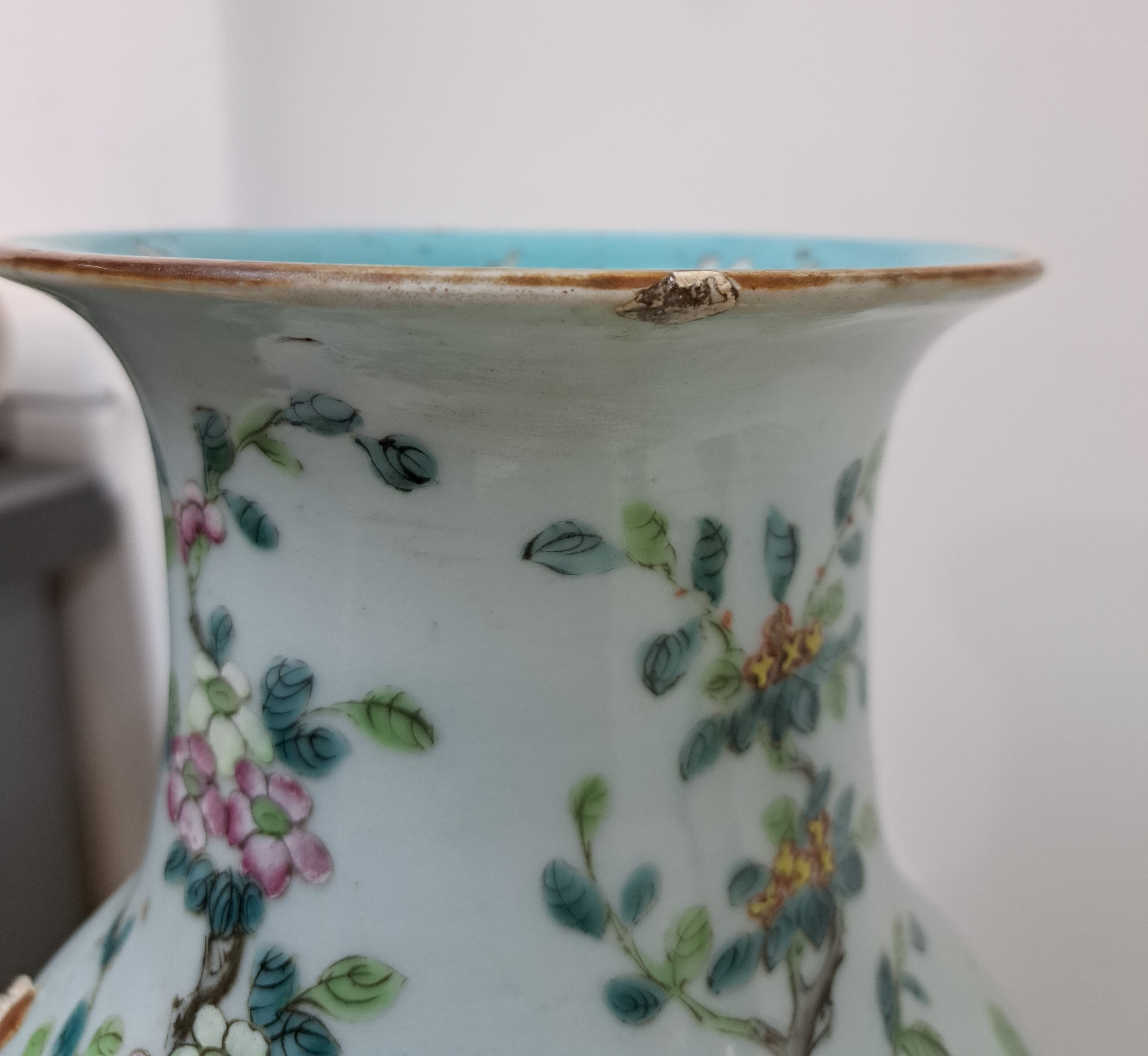 Detail e: Vase und Schüssel, China, um 1880 und 20. Jh., Porzellan, bunt bemalt, Vase am Hals rest. und berieben, H. ca. 34 cm mit Chrysanthemendekor, große ...