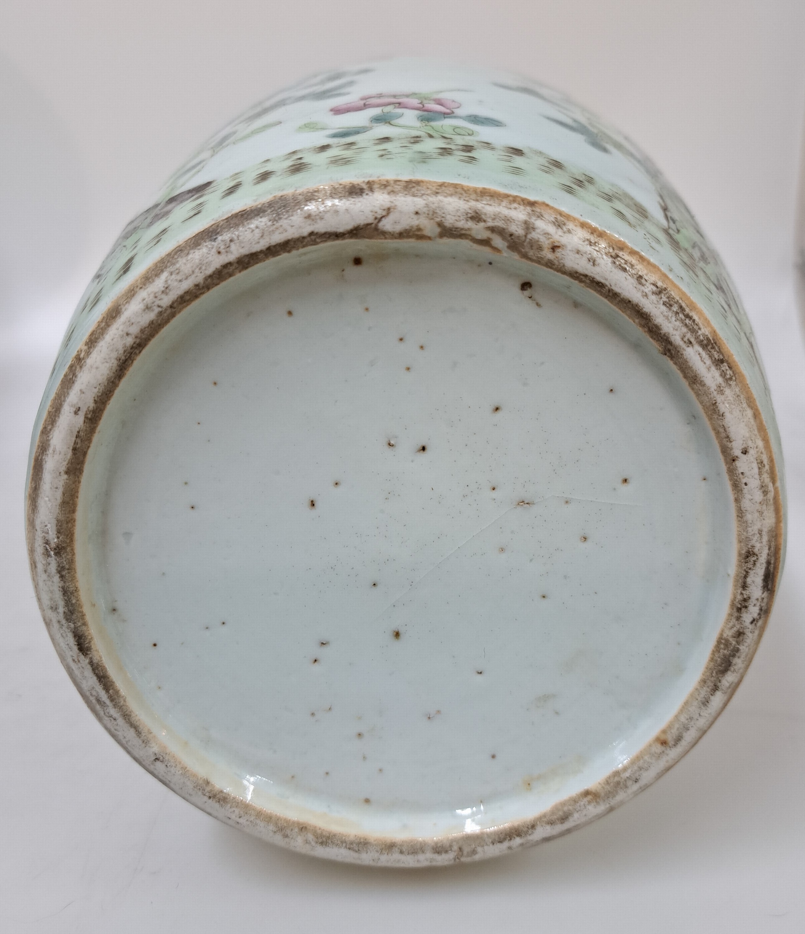 Detail f: Vase und Schüssel, China, um 1880 und 20. Jh., Porzellan, bunt bemalt, Vase am Hals rest. und berieben, H. ca. 34 cm mit Chrysanthemendekor, große ...