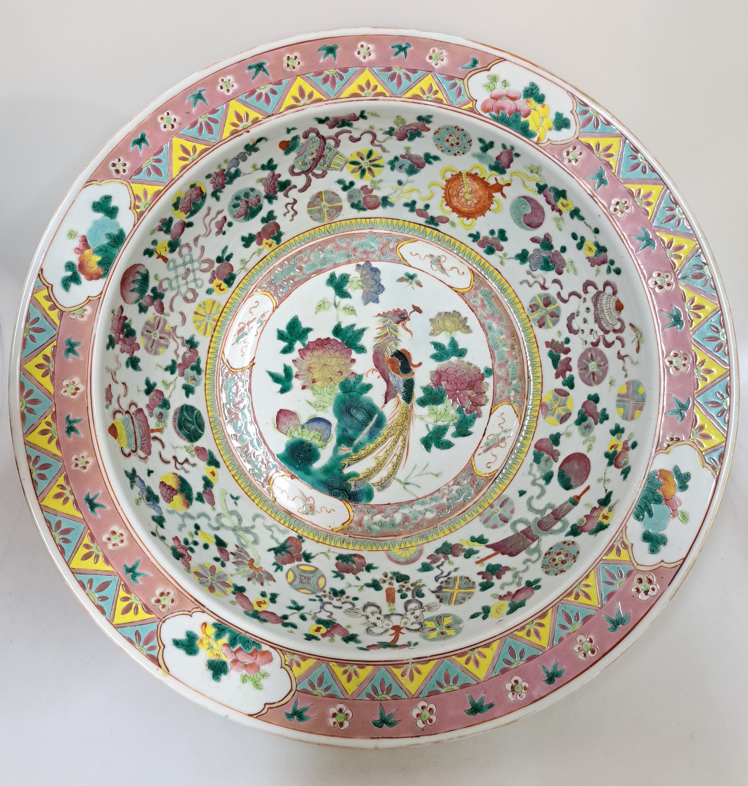 Detail g: Vase und Schüssel, China, um 1880 und 20. Jh., Porzellan, bunt bemalt, Vase am Hals rest. und berieben, H. ca. 34 cm mit Chrysanthemendekor, große ...