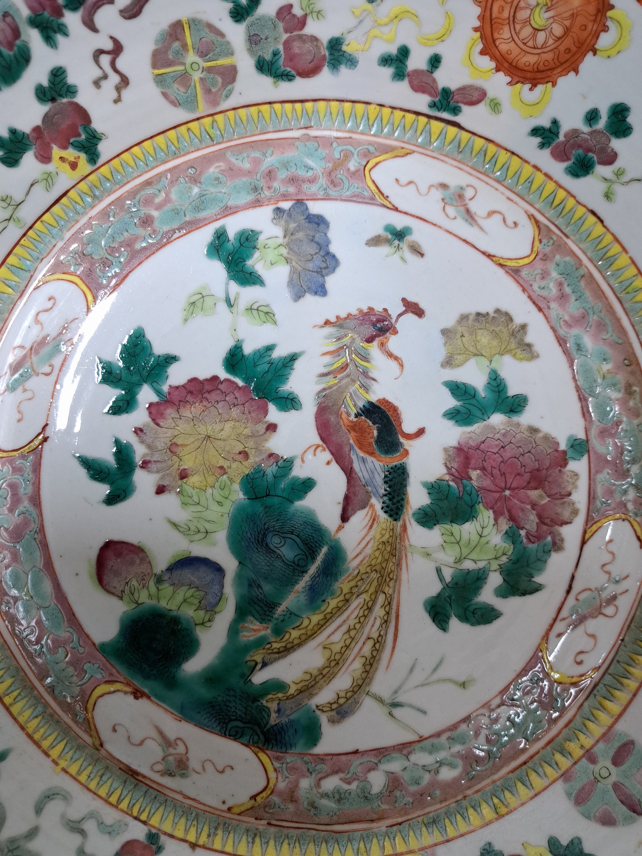 Detail h: Vase und Schüssel, China, um 1880 und 20. Jh., Porzellan, bunt bemalt, Vase am Hals rest. und berieben, H. ca. 34 cm mit Chrysanthemendekor, große ...