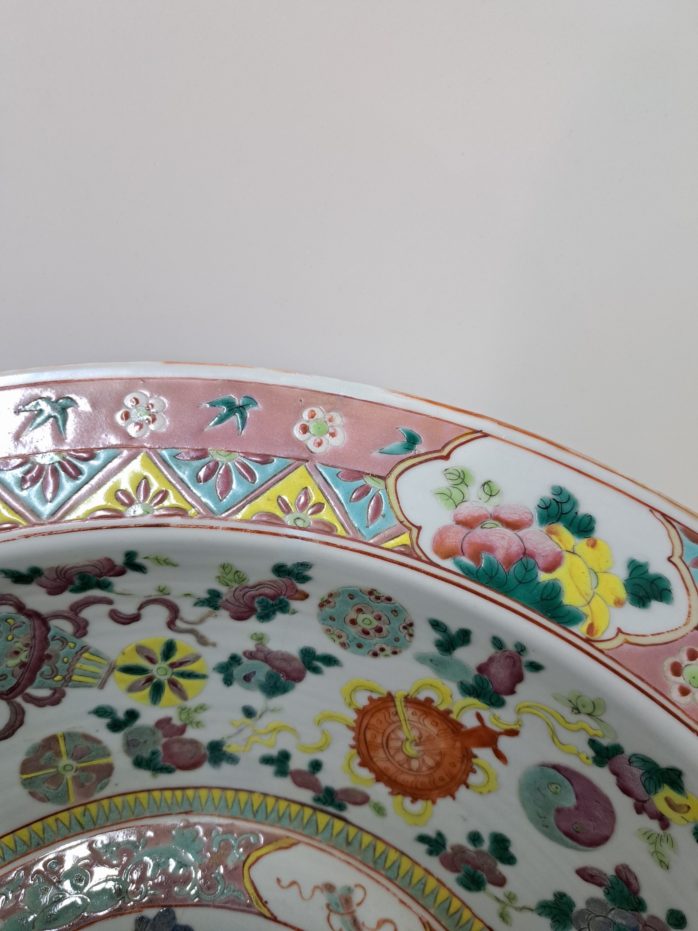 Detail i: Vase und Schüssel, China, um 1880 und 20. Jh., Porzellan, bunt bemalt, Vase am Hals rest. und berieben, H. ca. 34 cm mit Chrysanthemendekor, große ...