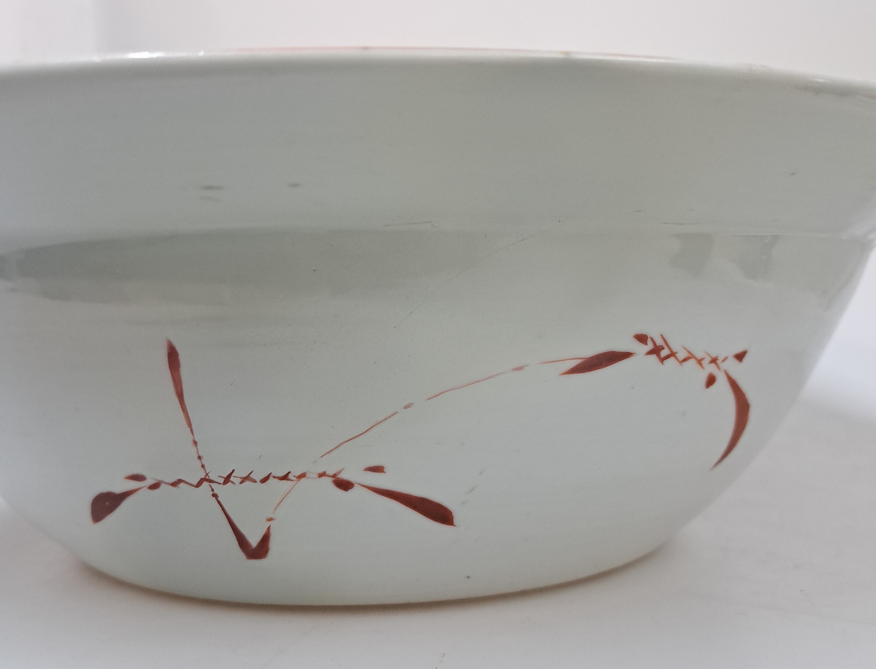 Detail k: Vase und Schüssel, China, um 1880 und 20. Jh., Porzellan, bunt bemalt, Vase am Hals rest. und berieben, H. ca. 34 cm mit Chrysanthemendekor, große ...