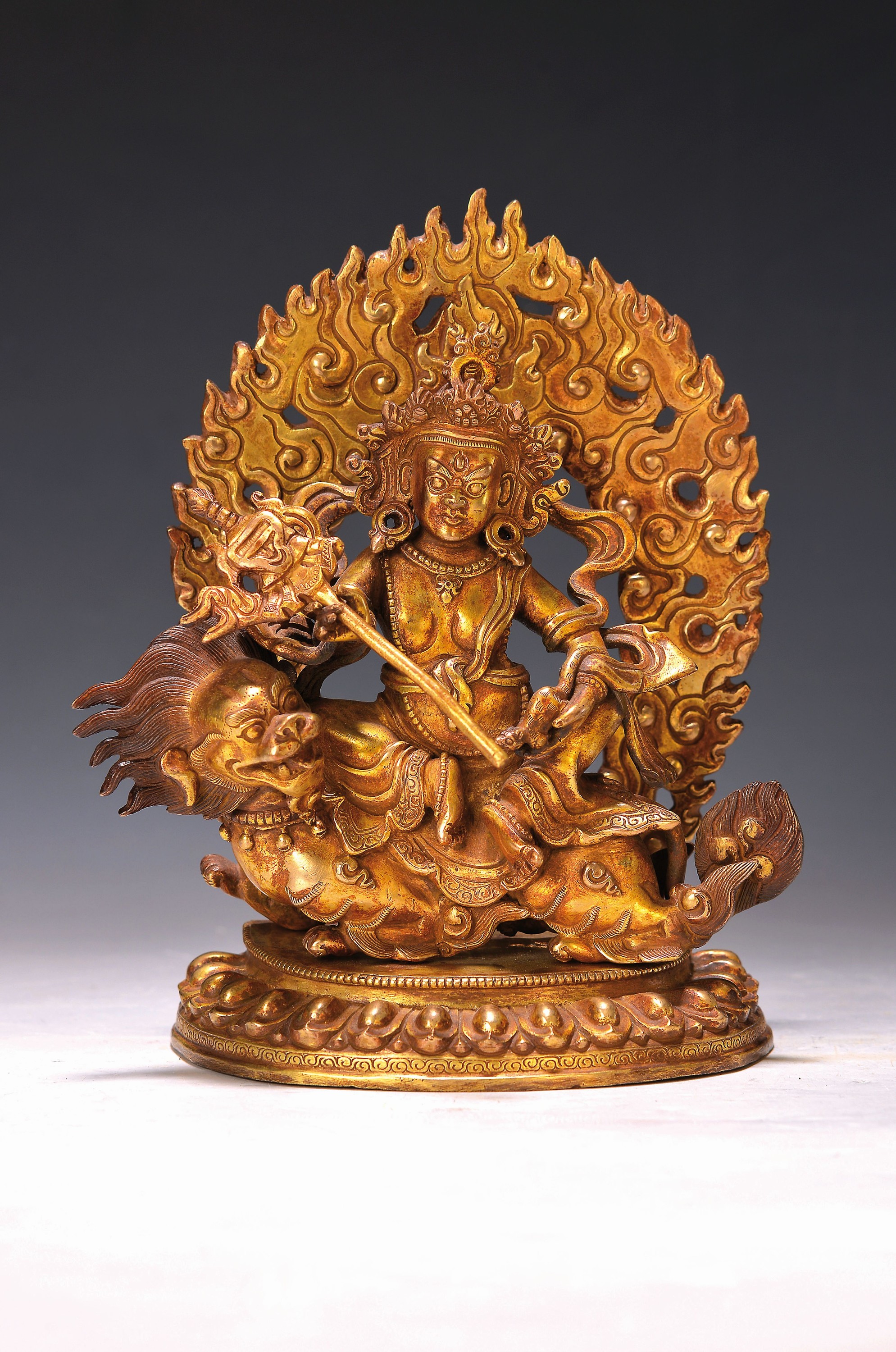 Dharmapala, Tibet/Nepal, 2. Hälfte, 20. Jh., Bronze, mit Flammenaureole, Mahakala auf Fabeltier sitzend, ca. 21 x 16.5 cm