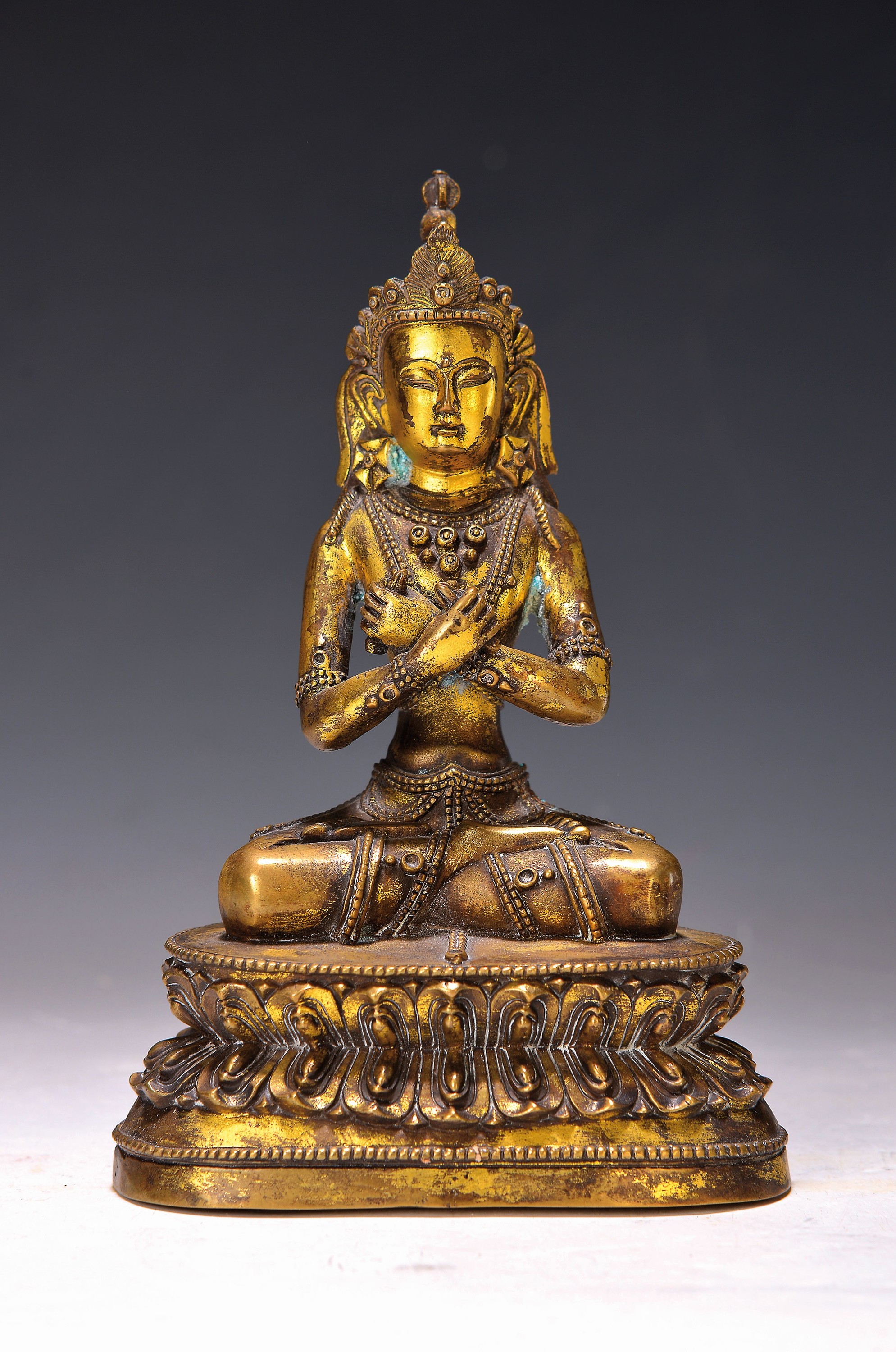 Buddha, wohl Tibet, 20. Jh., Bronze, auf doppeltem Lotussockel sitzend, H. ca. 18 cm