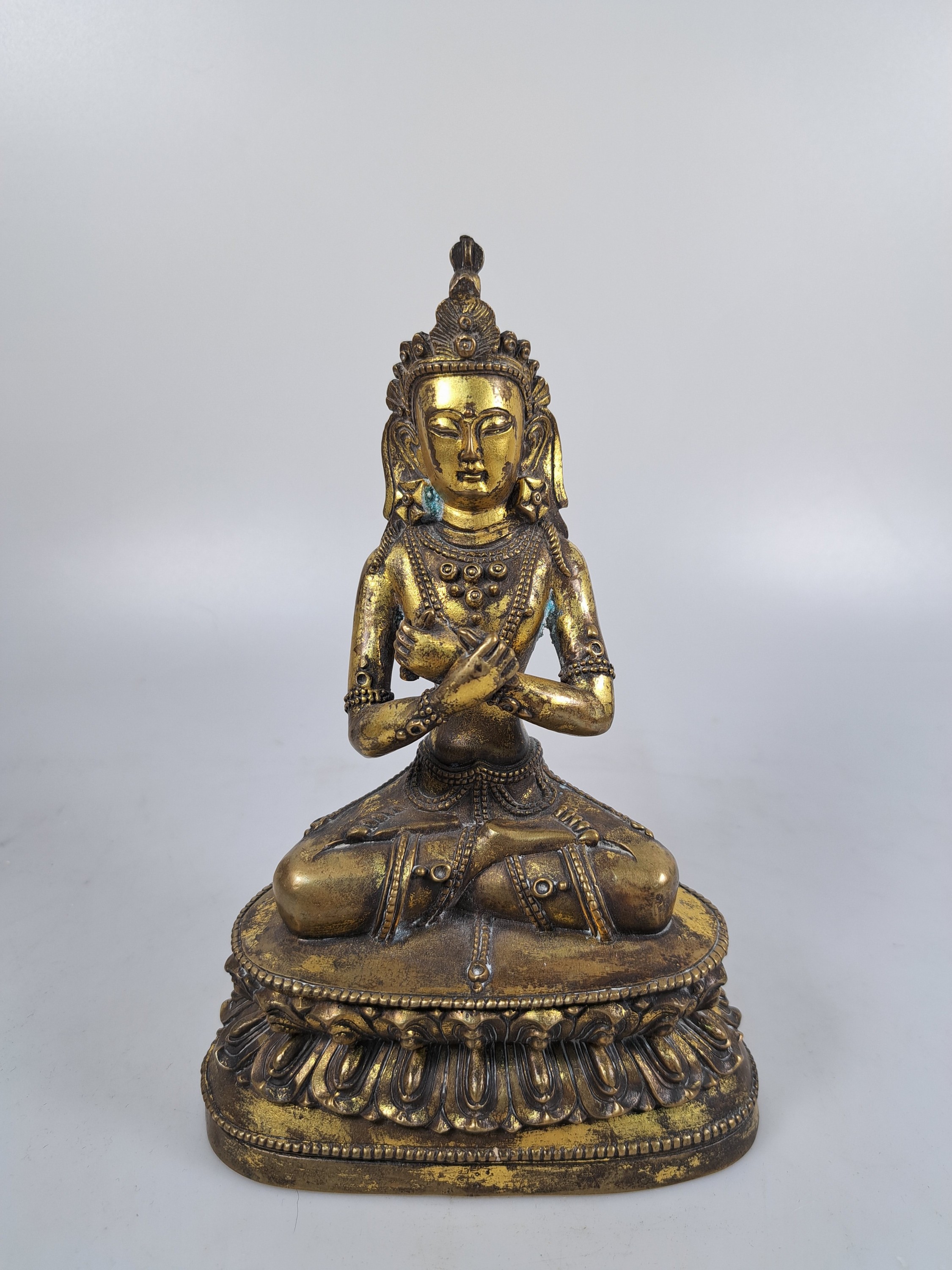 Detail a: Buddha, wohl Tibet, 20. Jh., Bronze, auf doppeltem Lotussockel sitzend, H. ca. 18 cm