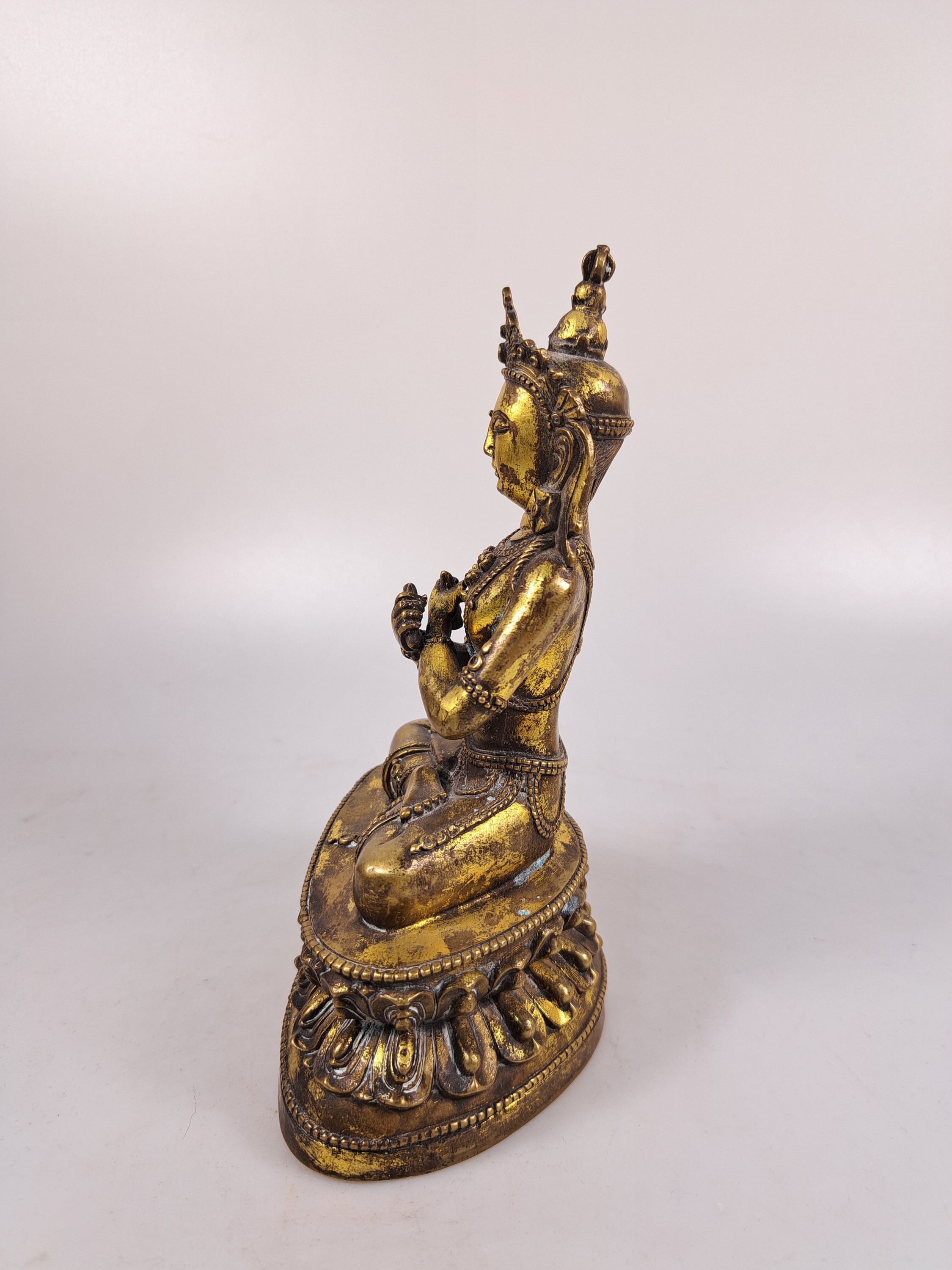 Detail c: Buddha, wohl Tibet, 20. Jh., Bronze, auf doppeltem Lotussockel sitzend, H. ca. 18 cm