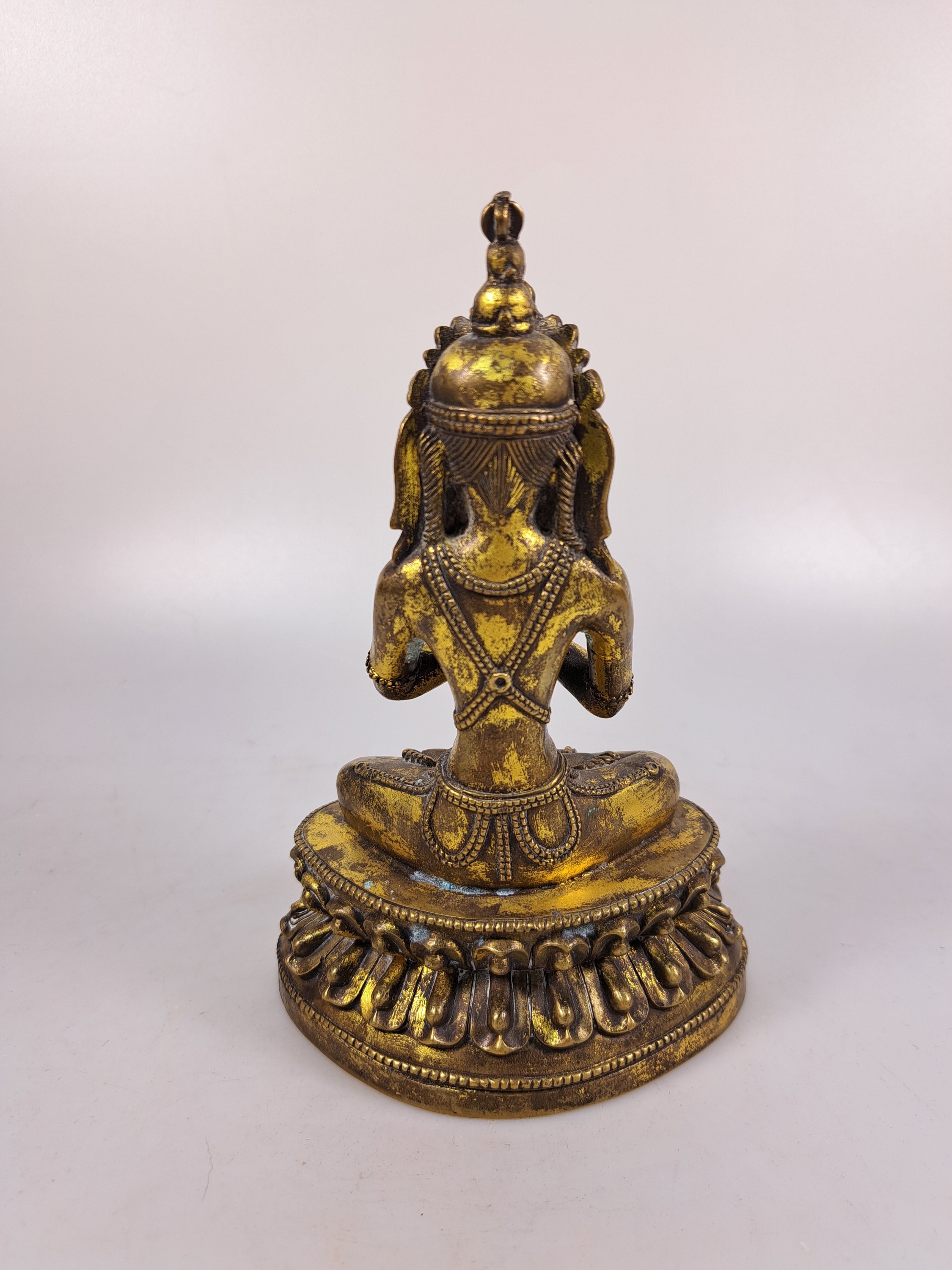 Detail d: Buddha, wohl Tibet, 20. Jh., Bronze, auf doppeltem Lotussockel sitzend, H. ca. 18 cm