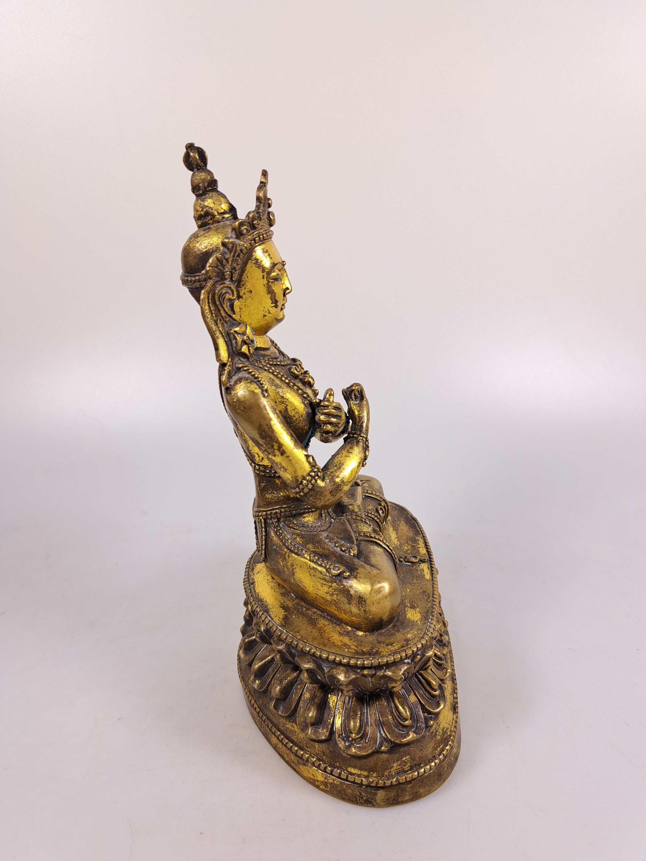 Detail e: Buddha, wohl Tibet, 20. Jh., Bronze, auf doppeltem Lotussockel sitzend, H. ca. 18 cm