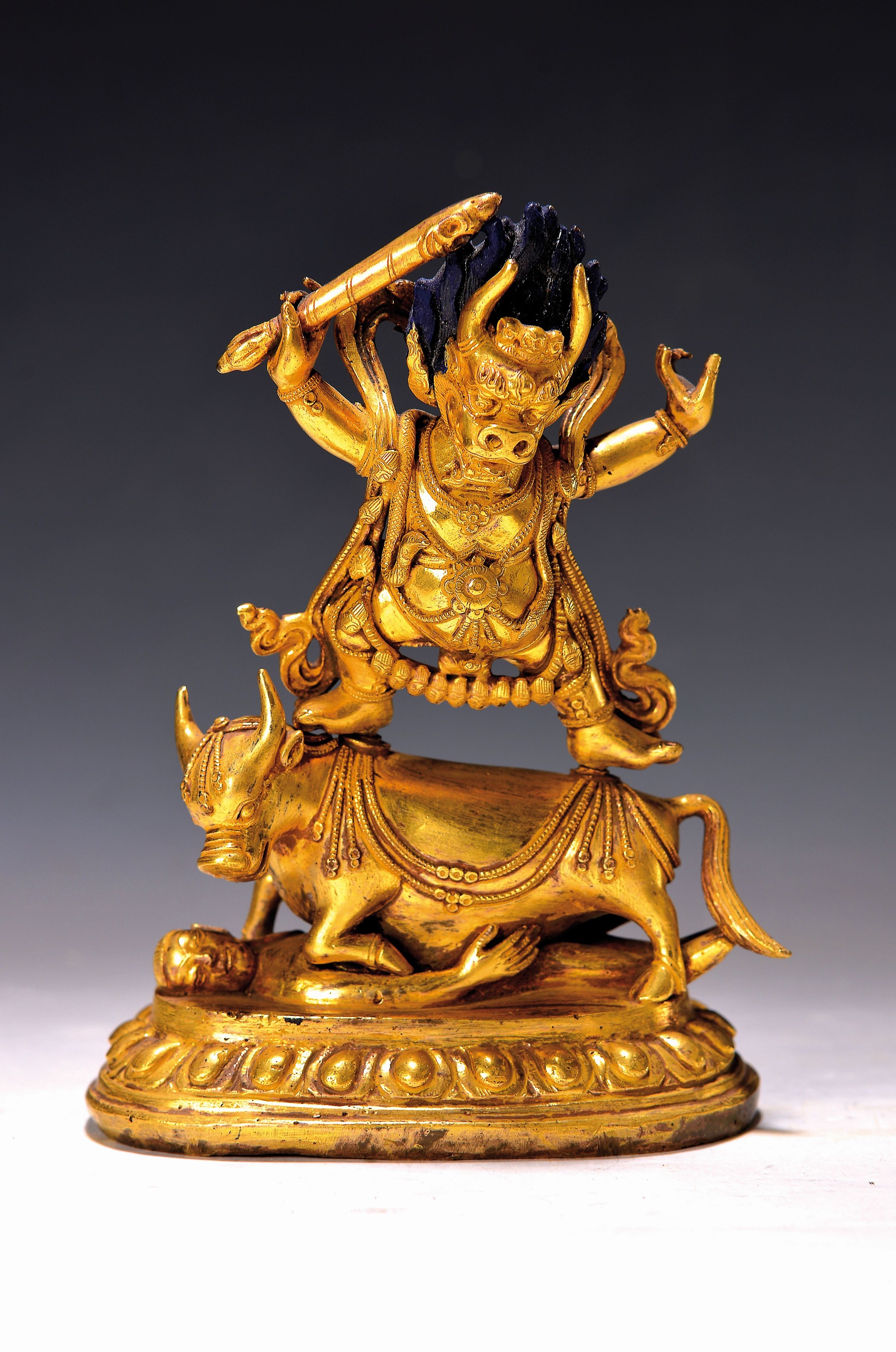 Dhamapala, Tibet, 20. Jh., Bronze, vergoldet, auf Stier stehend, Lotussockel, vergoldet, ca. 18 x 13 cm
