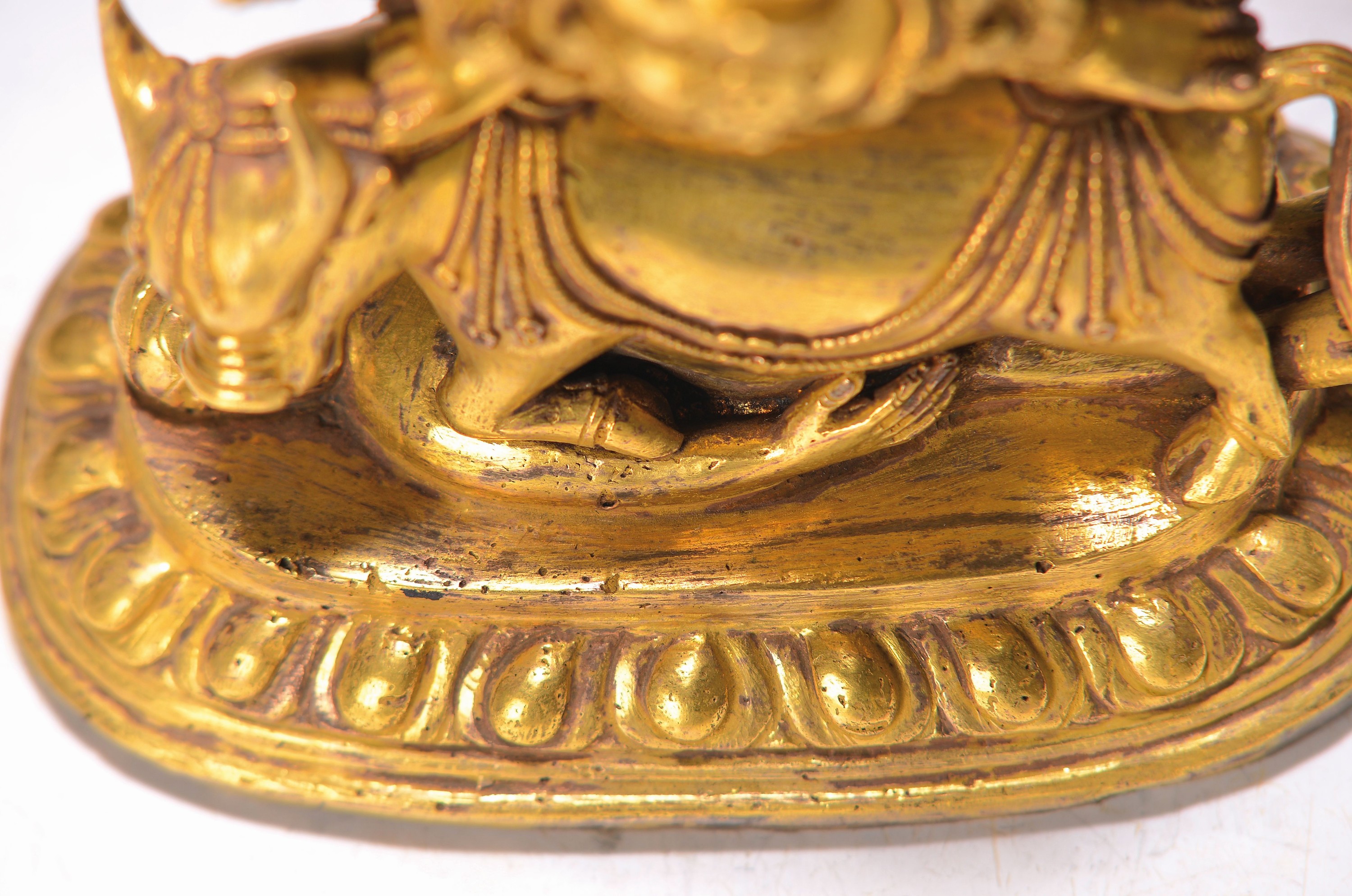 Detail a: Dhamapala, Tibet, 20. Jh., Bronze, vergoldet, auf Stier stehend, Lotussockel, vergoldet, ca. 18 x 13 cm
