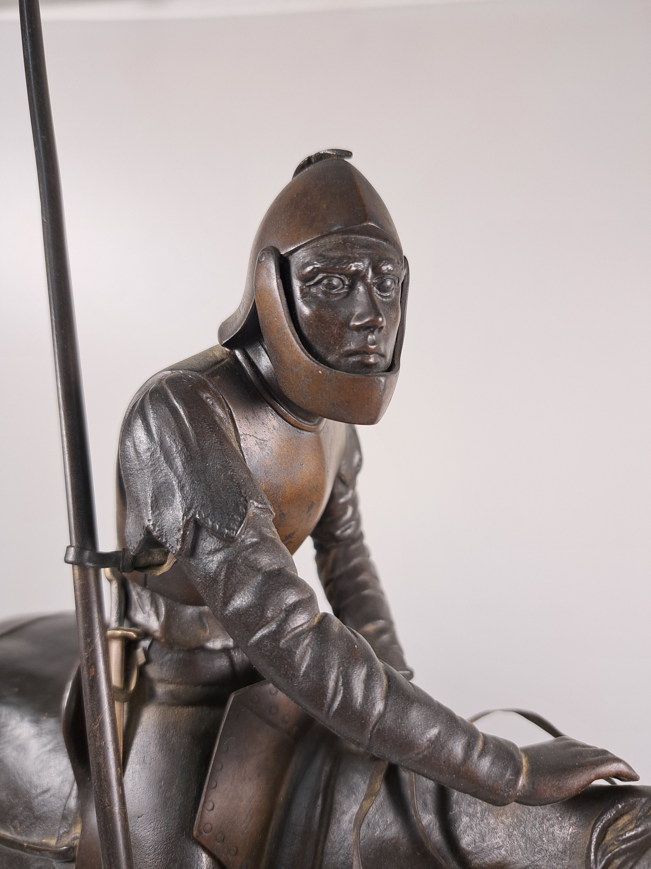 Detail b: August Friedrich Karl von Strantz, 1851- 1927, Ritter mit Lanze zu Pferd, Bronze, Serpentinplinthe, Gesamth. mit Lanze ca. 42cm, Gießerstempel ...