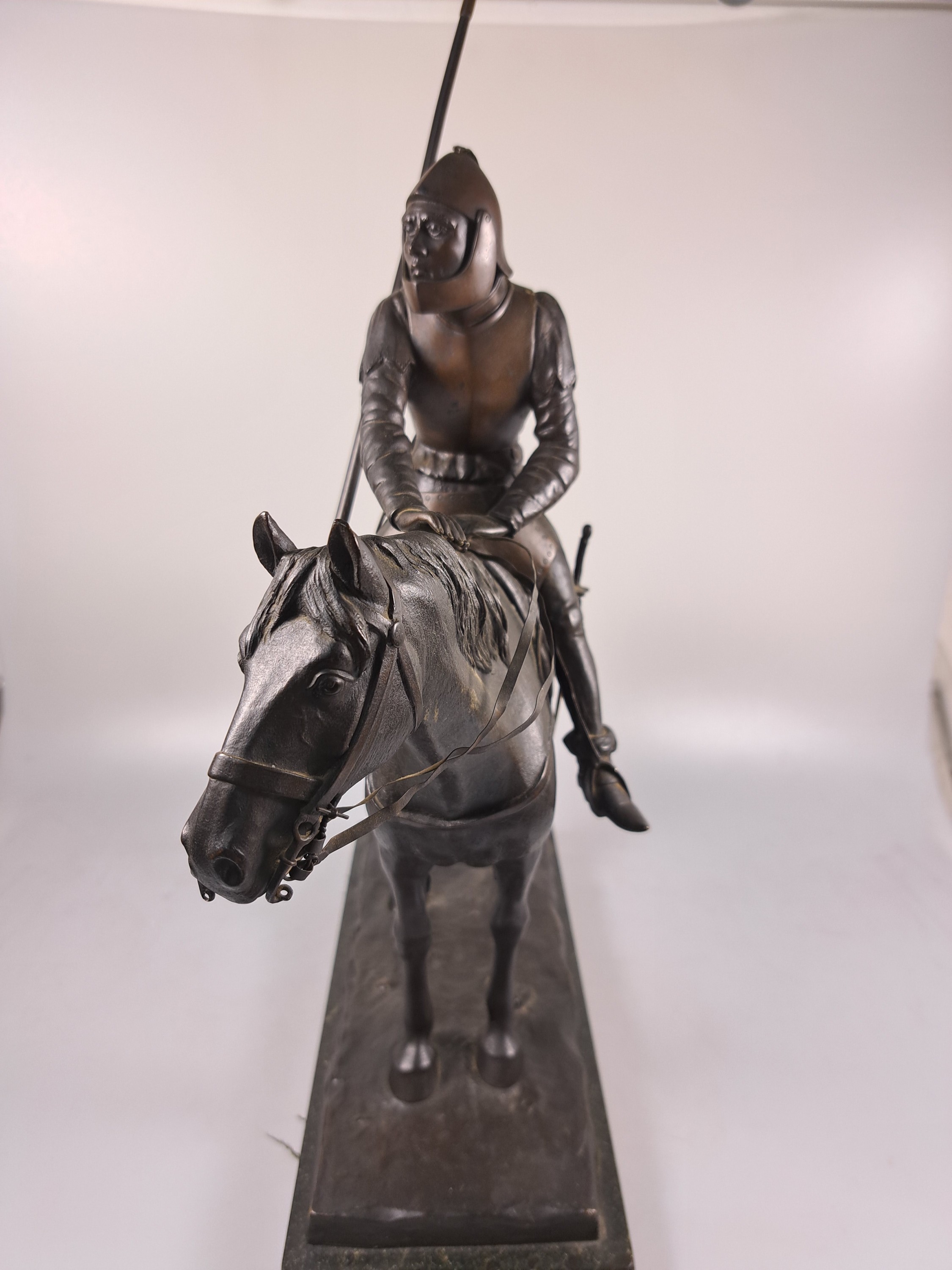 Detail e: August Friedrich Karl von Strantz, 1851- 1927, Ritter mit Lanze zu Pferd, Bronze, Serpentinplinthe, Gesamth. mit Lanze ca. 42cm, Gießerstempel ...