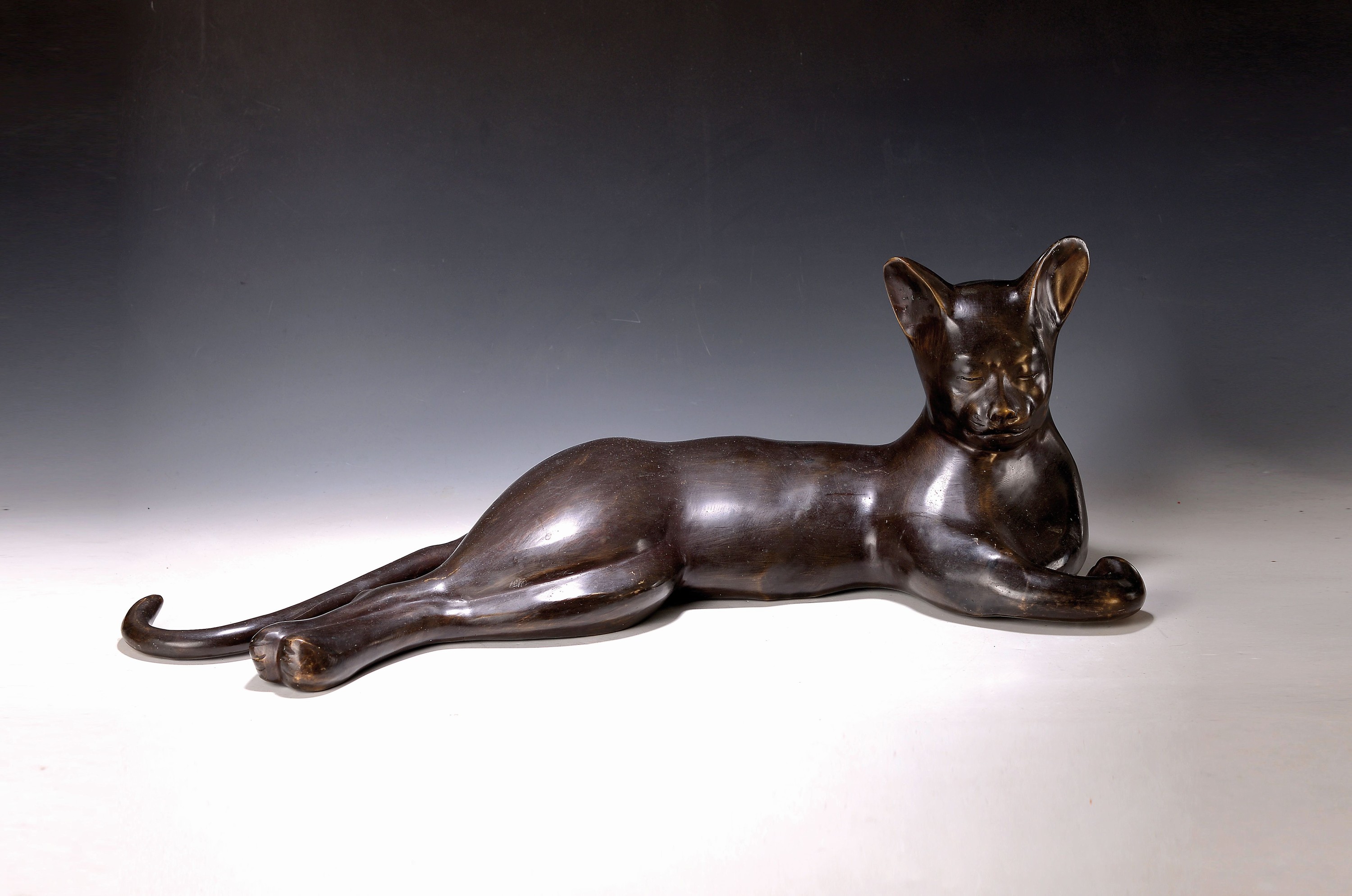 Große Bronzeskulptur, nach Pierre Chenet, 20/21. Jh., Bronze, unsigniert, L. ca. 76 cm, Gebrauchsspuren, ca. 6.6 kg