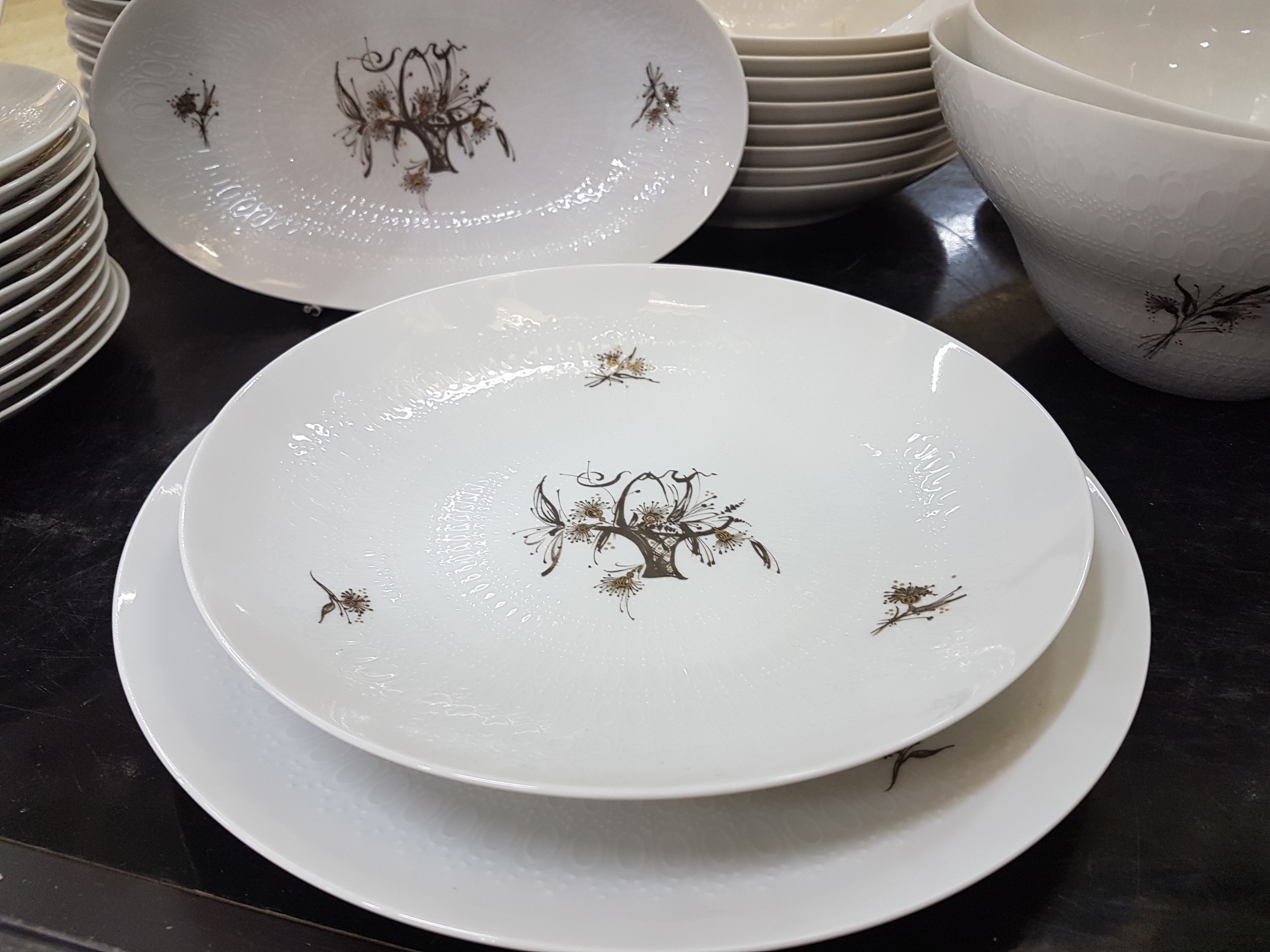 Detail d: Speiseservice, Rosenthal, Form Romanze, Porzellan, Entw. Björn Wiinblad, Blumenbukett mit Goldstaffage, 12 Menüteller D. 24,5cm, 10 tiefe Teller D. ...