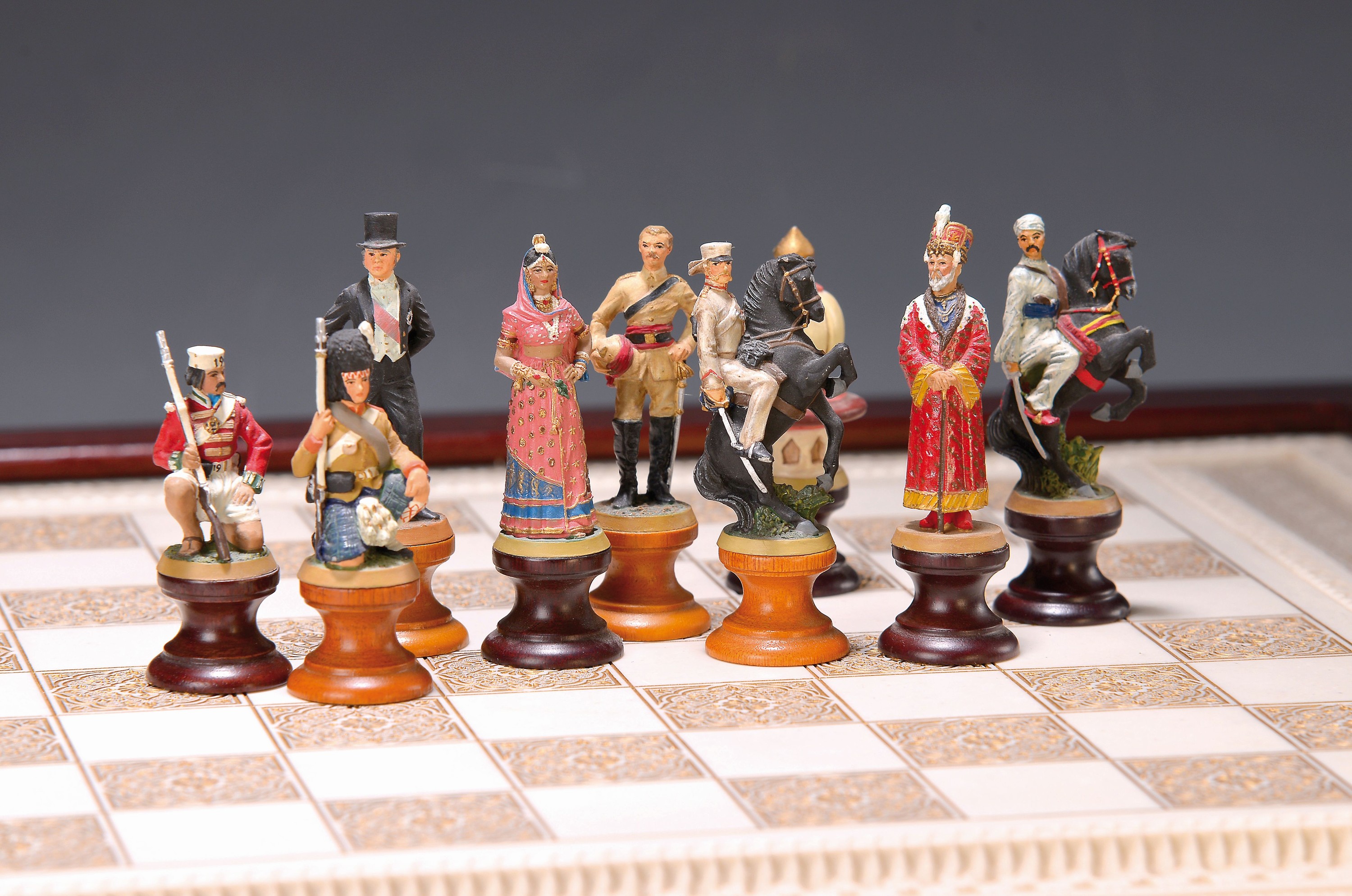 Schachspiel "The Raj", Franklin Mint, um 1988 , Spielbrett aus Gussmarmor, eingefasst in Holzrahmen, 32 handbemalte Spielfiguren aus Zinn, ...