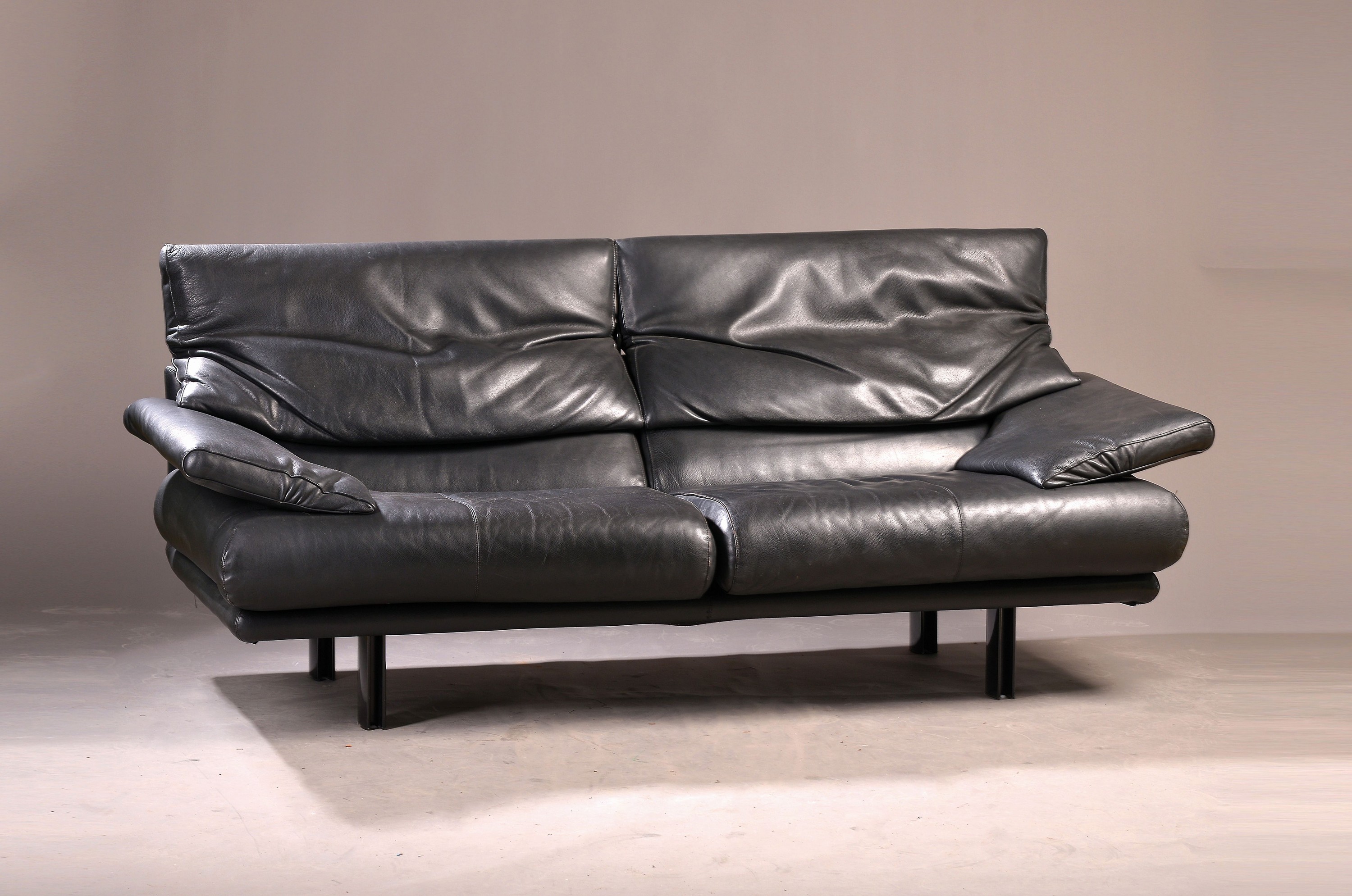 Designer Sofa, "B&B Italia", Modell: Alanda, Designer: Paolo Piva, mit schwarzem Leder bezogen, ca. 88 x 212 x 84 cm, EZ 2