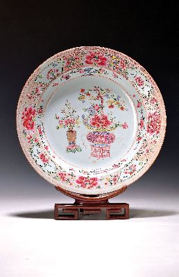Image 26888103 - Großer Teller, China, 19. Jh., Porzellan, mit Vasenmotiven und Blumen, Famile ...