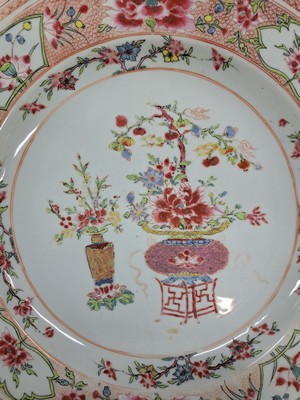 26888103b - Großer Teller, China, 19. Jh., Porzellan, mit Vasenmotiven und Blumen, Famile ...