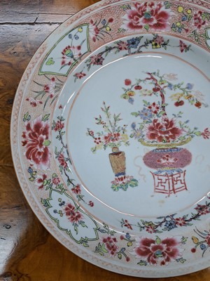 26888103c - Großer Teller, China, 19. Jh., Porzellan, mit Vasenmotiven und Blumen, Famile ...