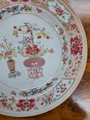 26888103d - Großer Teller, China, 19. Jh., Porzellan, mit Vasenmotiven und Blumen, Famile ...