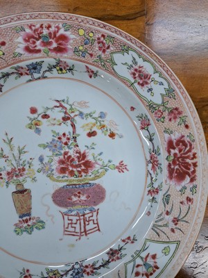 26888103e - Großer Teller, China, 19. Jh., Porzellan, mit Vasenmotiven und Blumen, Famile ...