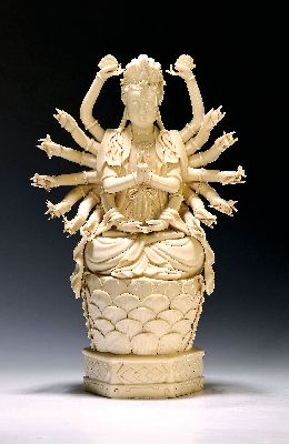 Image 26888107 - Große Guanyin, Dehua, China, 2. Hälfte 20. Jh., Porzellan, sog. ...