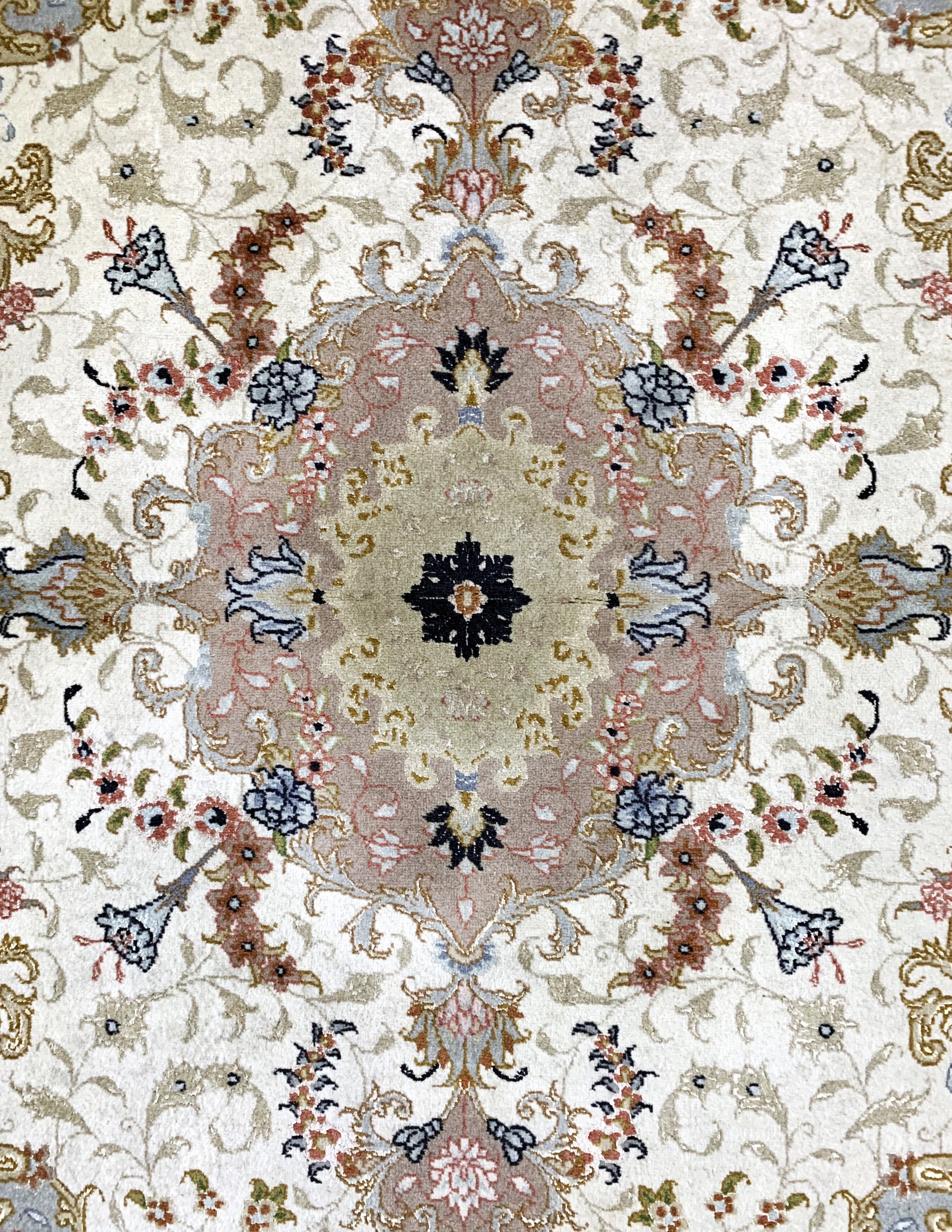 Detail b: Täbriz fein(50 Raj), Persien, Mitte 20.Jhd,Korkwolle mit Seide, ca. 148 x 103 cm, Reinigungsbedürftig, EHZ: 2